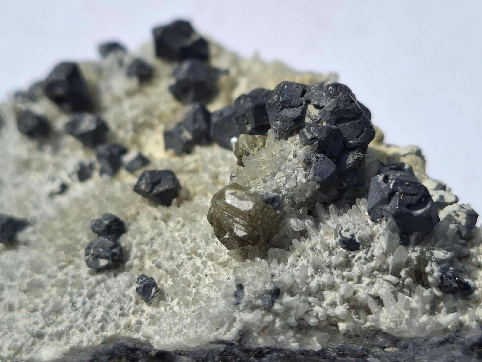 Galena, Sphalerite (variety cleiophane), Quartz
8 x 6,5 cm
(Autor: Volkmar Stingl)