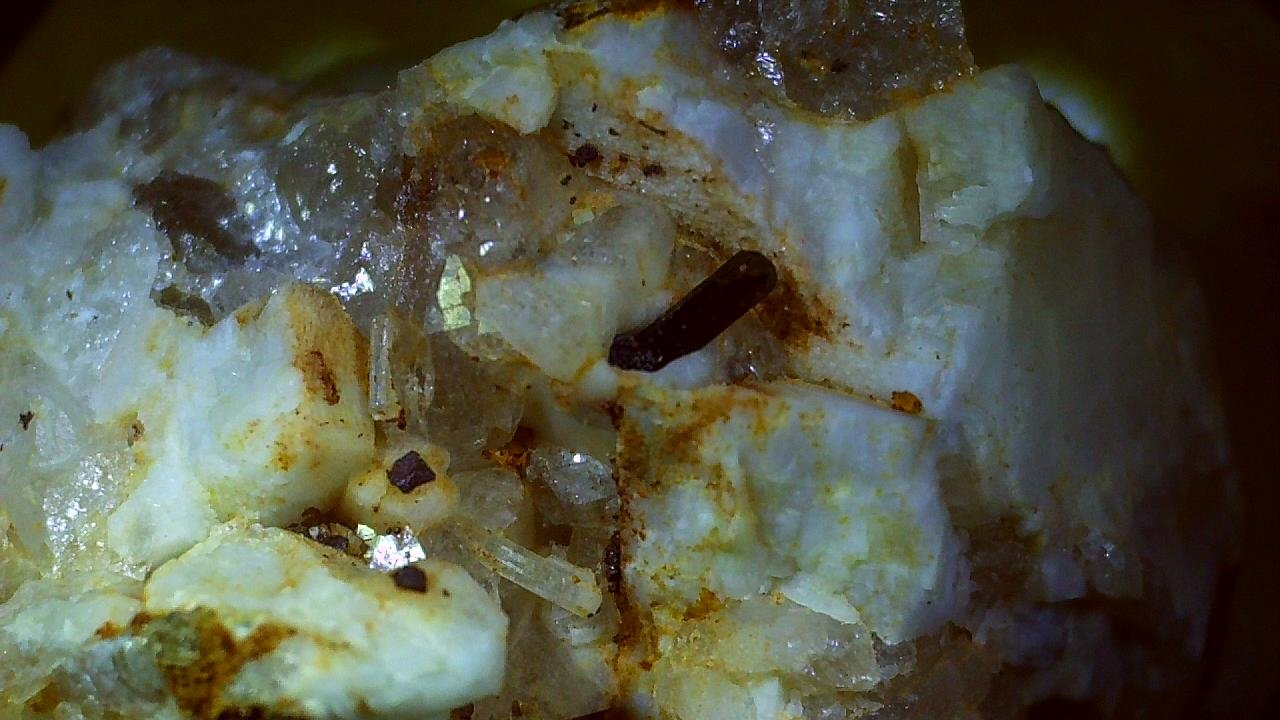 Beryl, Tourmaline (variety Schorl)
2 x 1,2 cm
(Autor: Volkmar Stingl)