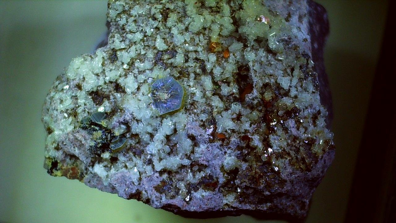 Osumilite, Tridymite, Muscowite
1,5 x 1,3 cm
(Autor: Volkmar Stingl)