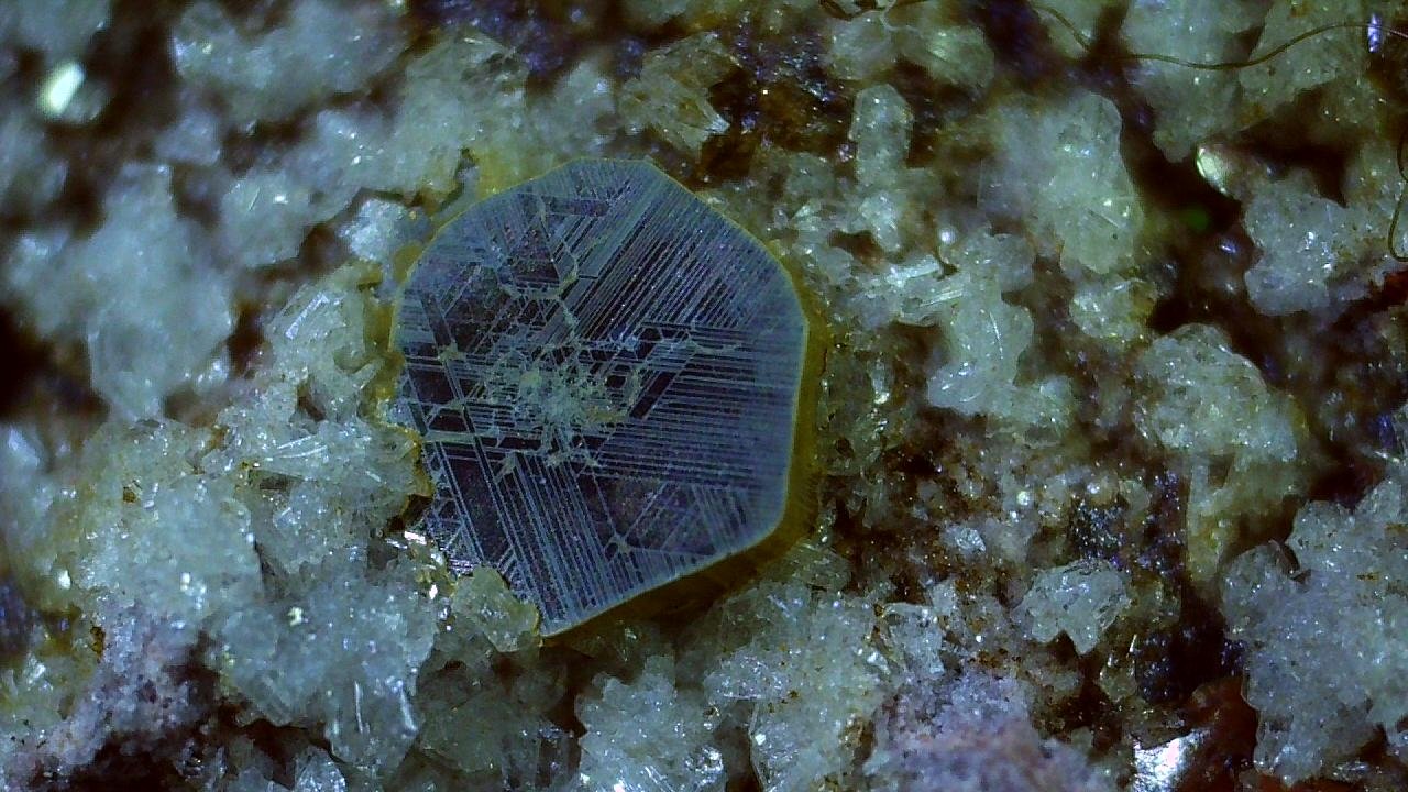 Osumilite, Tridymite, Muscowite
1,5 x 1,3 cm
(Autor: Volkmar Stingl)