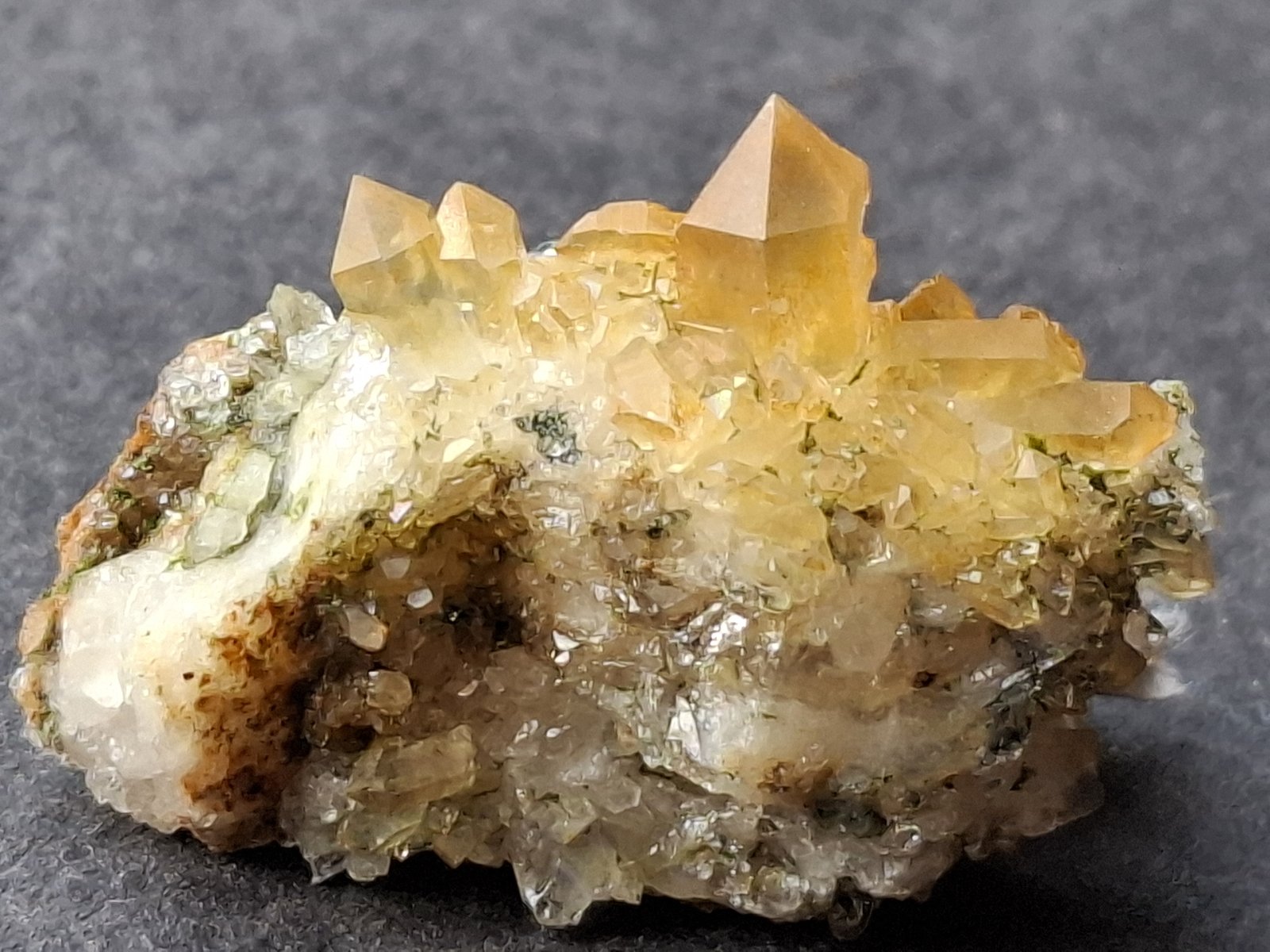 Quartz (variety rock crystal)
3,5 x 2,5 cm
(Autor: Volkmar Stingl)
