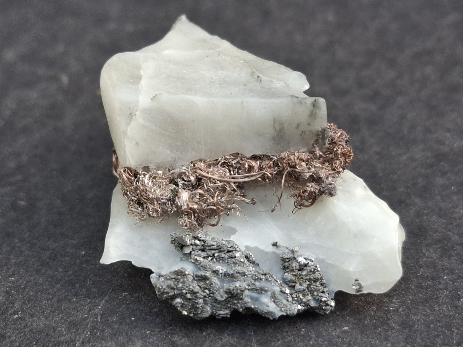 Silver, Acanthite
2,5 x 2 cm
(Autor: Volkmar Stingl)
