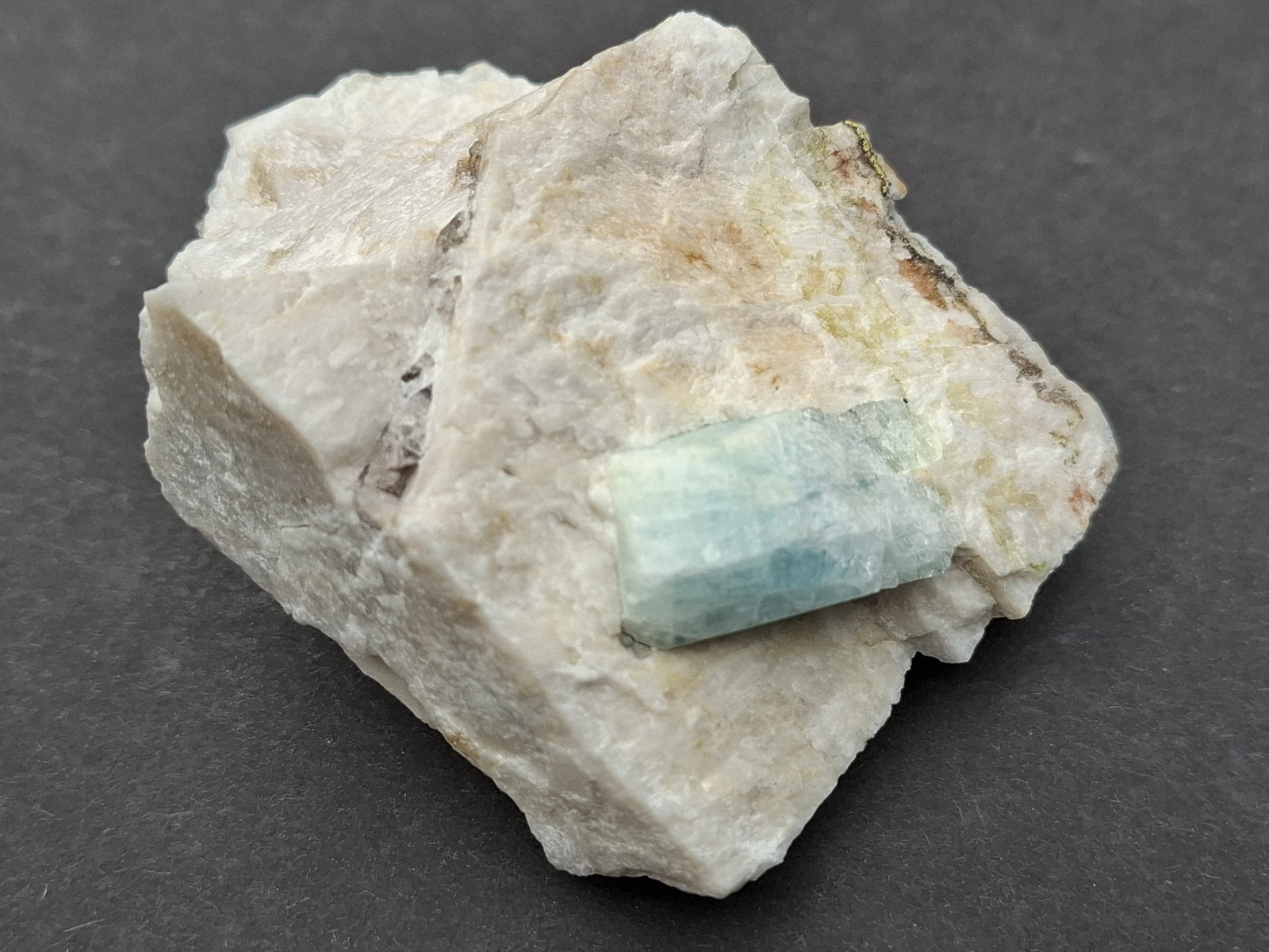 Beryl (variety Aquamarine)
7 x 6 cm
(Autor: Volkmar Stingl)