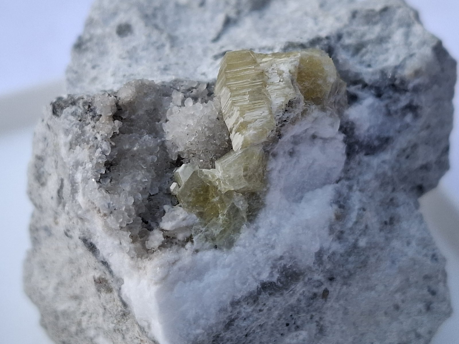 Weloganite, Dawsonite, Calcite
3 x 3 cm
(Autor: Volkmar Stingl)