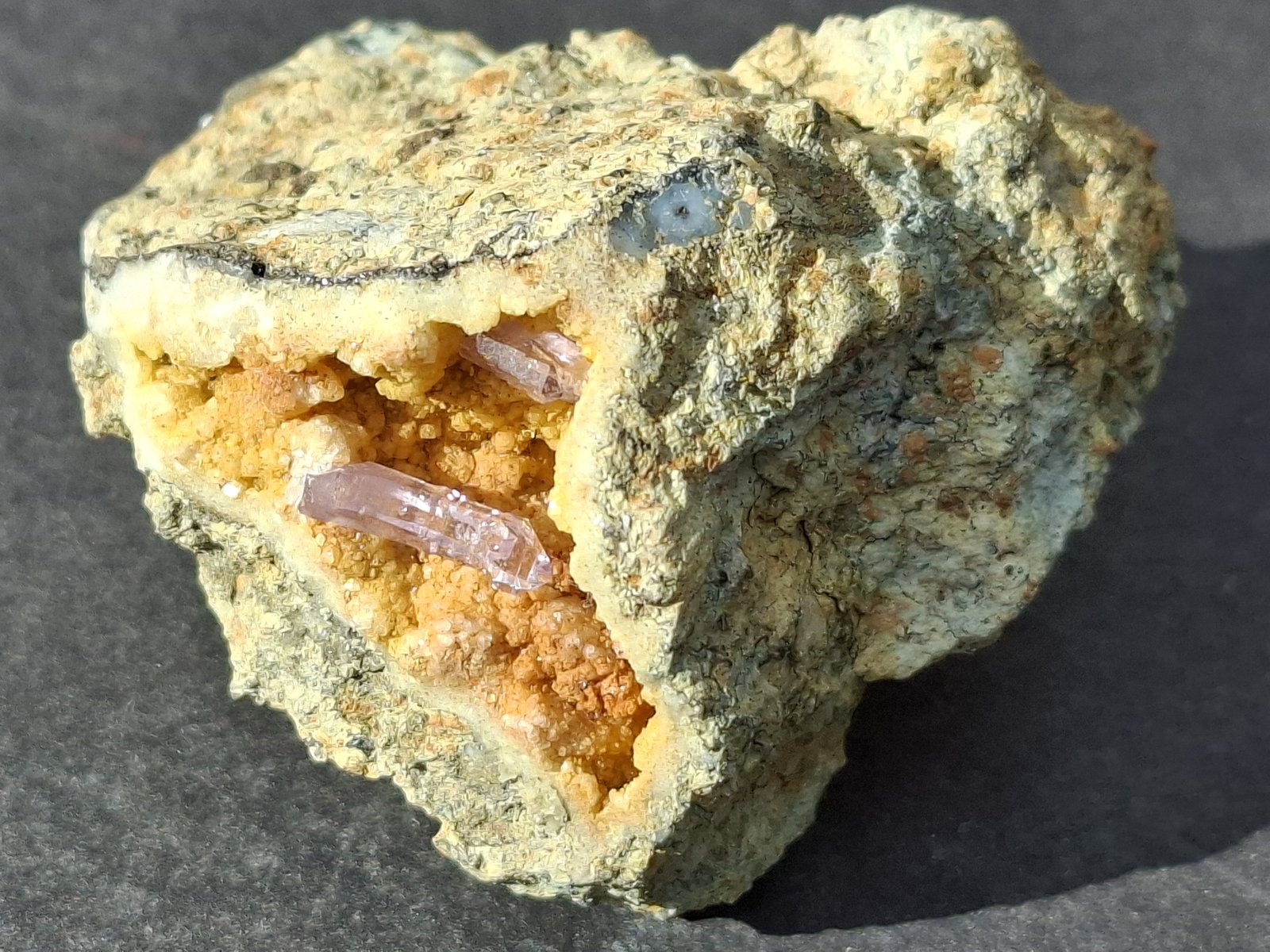 Quartz (variey amethyst)
4,5 x 4 cm
(Autor: Volkmar Stingl)