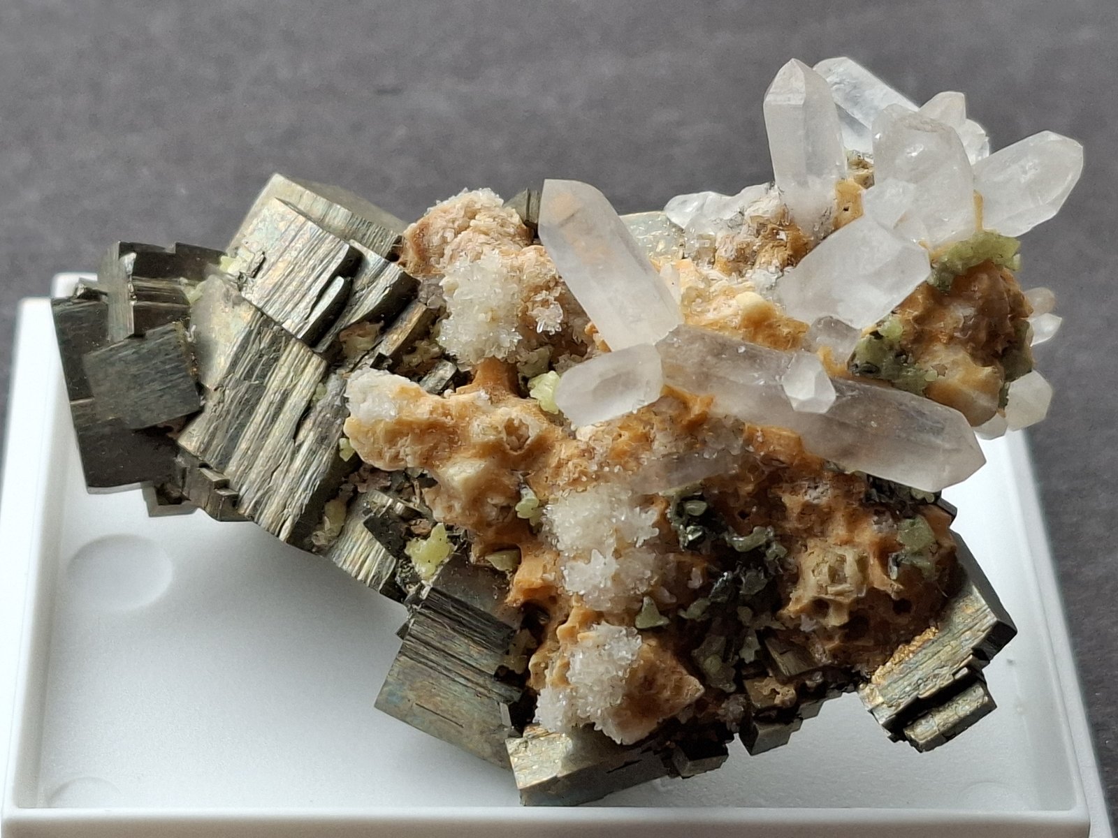 Quartz, Pyrite, Gypsum, Sulfur
5,5 x 4 cm
(Autor: Volkmar Stingl)