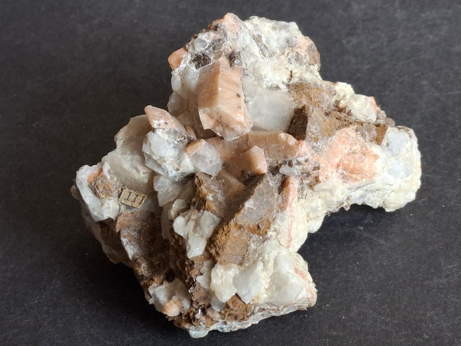 Wagnerite with Magnesite (variety Fe-bearing magnesite)
7 x 5,5 cm
(Autor: Volkmar Stingl)