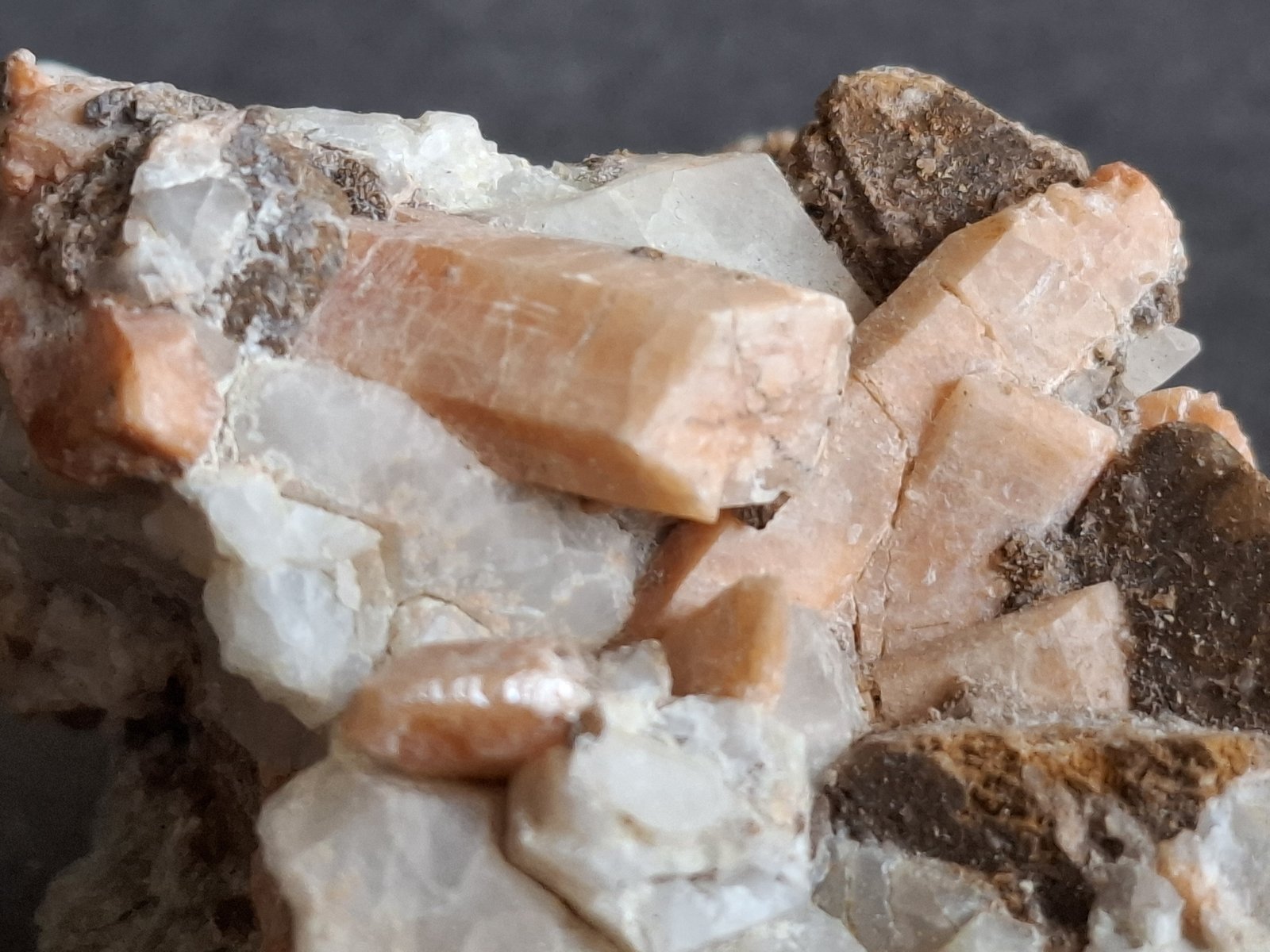 Wagnerite with Magnesite (variety Fe-bearing magnesite)
7 x 5,5 cm
(Autor: Volkmar Stingl)