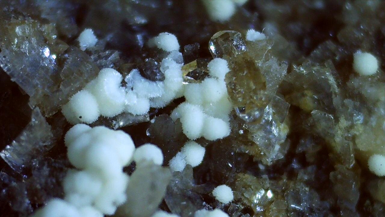 Strontianite, Dolomite
2,5 x 2 cm
(Autor: Volkmar Stingl)