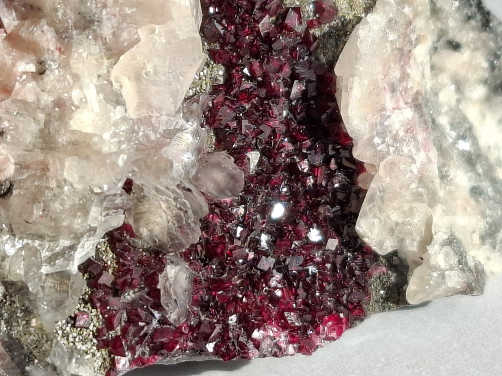Roselite, Calcite
FoV ca- 3,5 x 2,5 cm
(Autor: Volkmar Stingl)