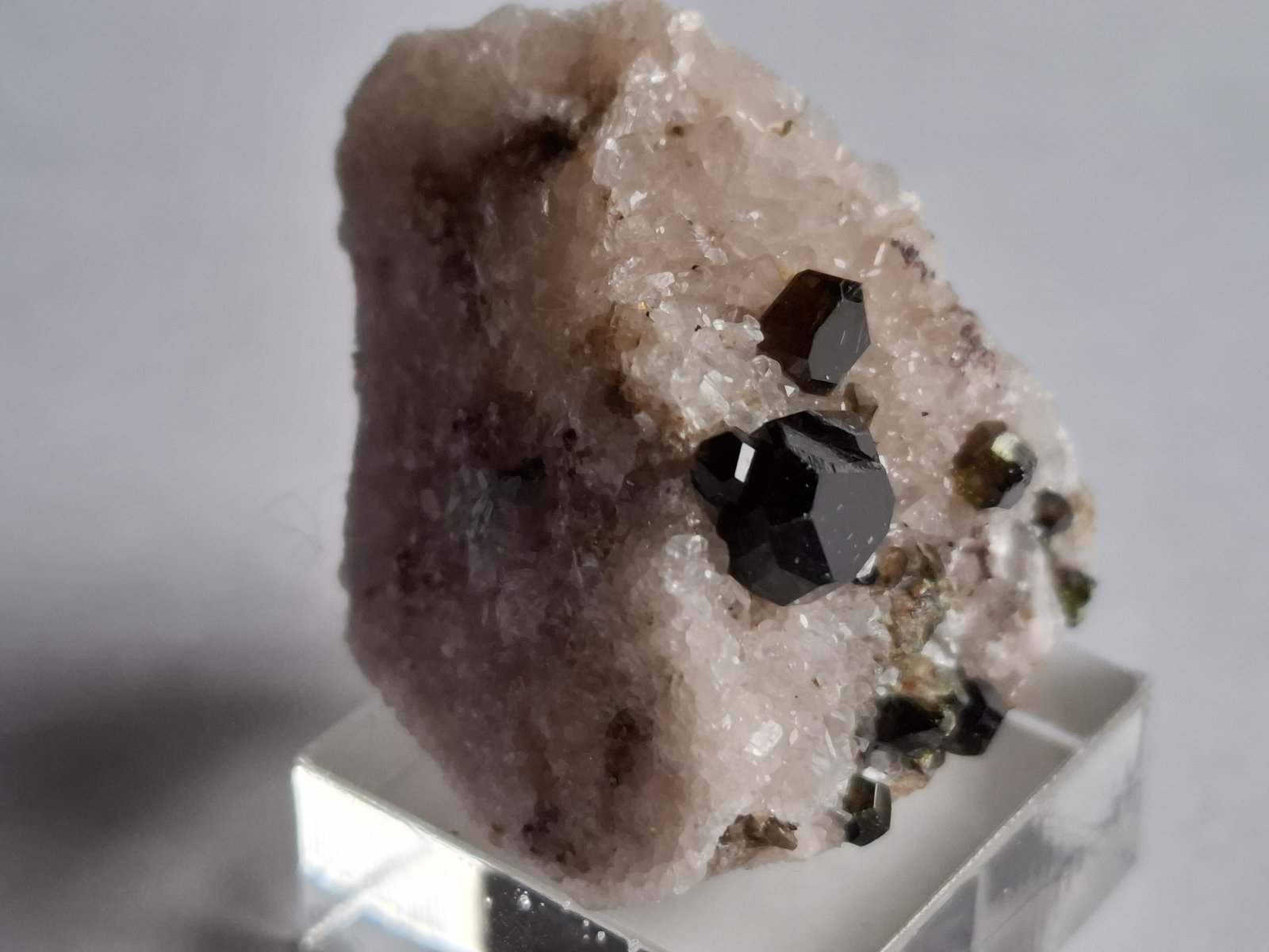 Fluor-Uvite, Magnesite
3,5 x 2,5 cm
(Autor: Volkmar Stingl)