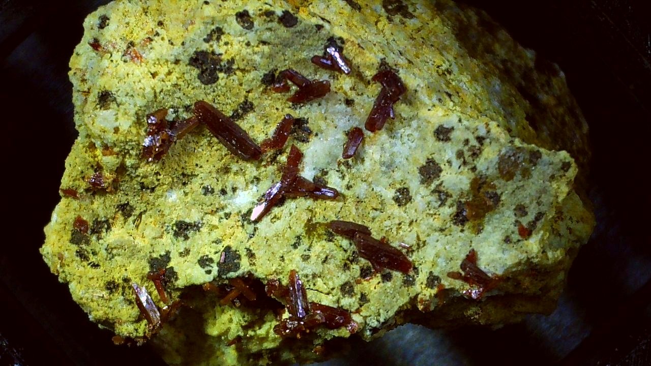 Vanadinite
1,8 x 1,4 cm
(Autor: Volkmar Stingl)
