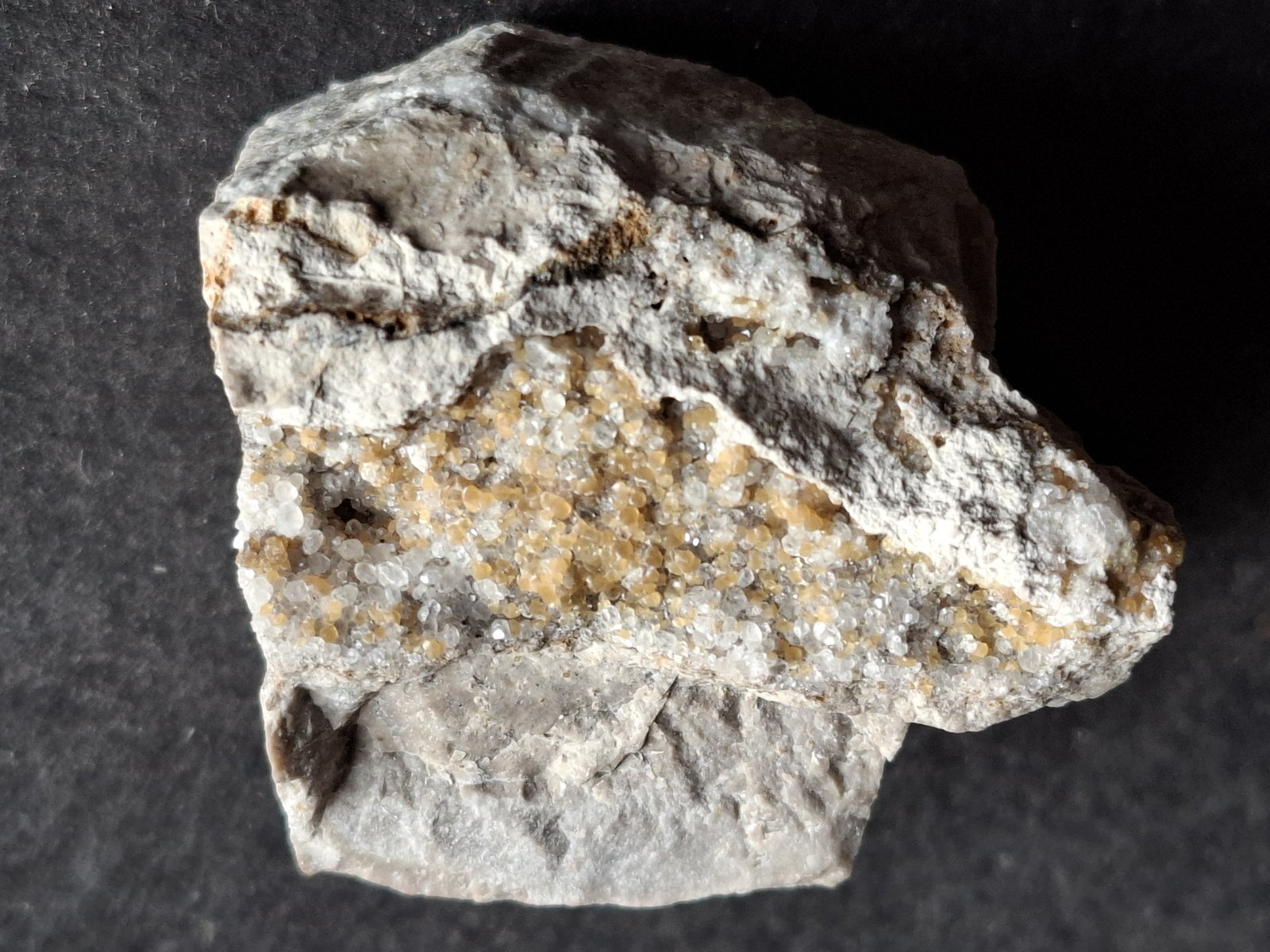 Smithsonite, Calcite
4 x 3,5 cm
(Autor: Volkmar Stingl)