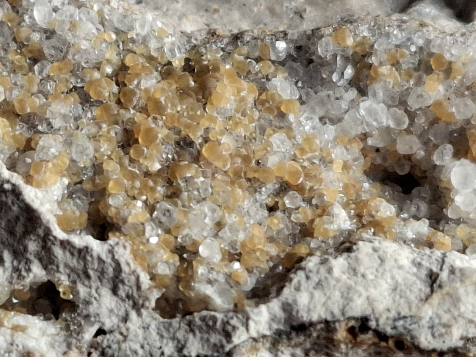 Smithsonite, Calcite
4 x 3,5 cm
(Autor: Volkmar Stingl)