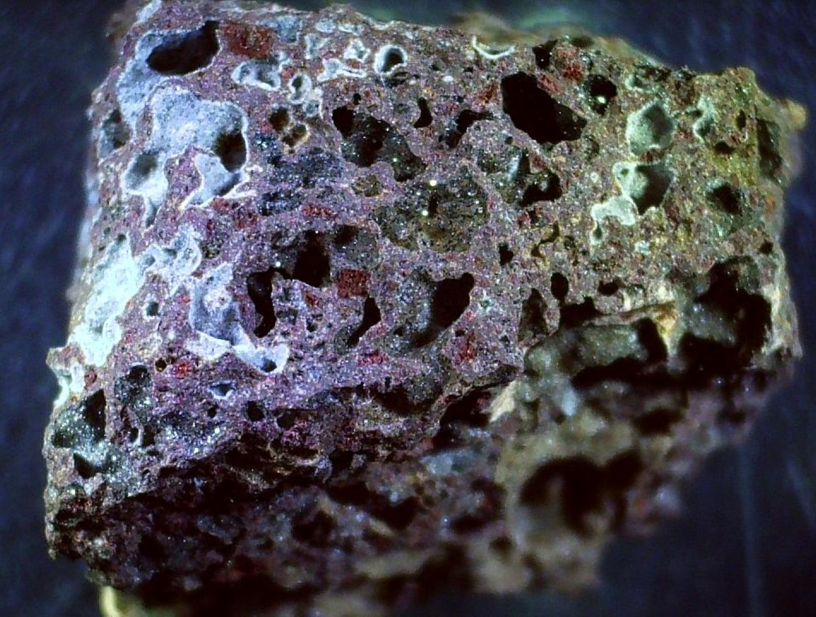 Erionite
1,5 x 1 cm
(Autor: Volkmar Stingl)