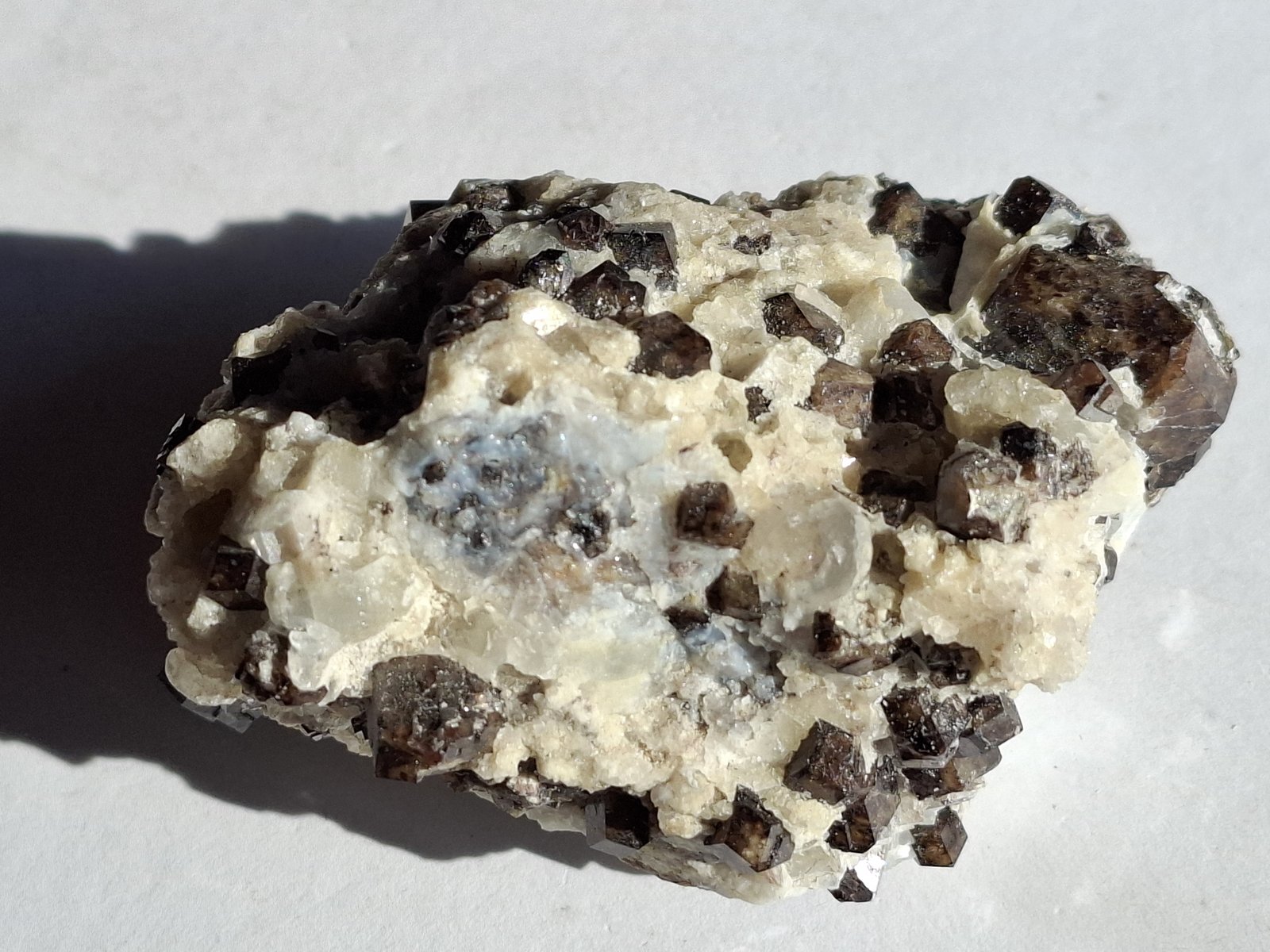 Grossular, Quartz (variety chalcedony)
8,5 x 7 cm
(Autor: Volkmar Stingl)