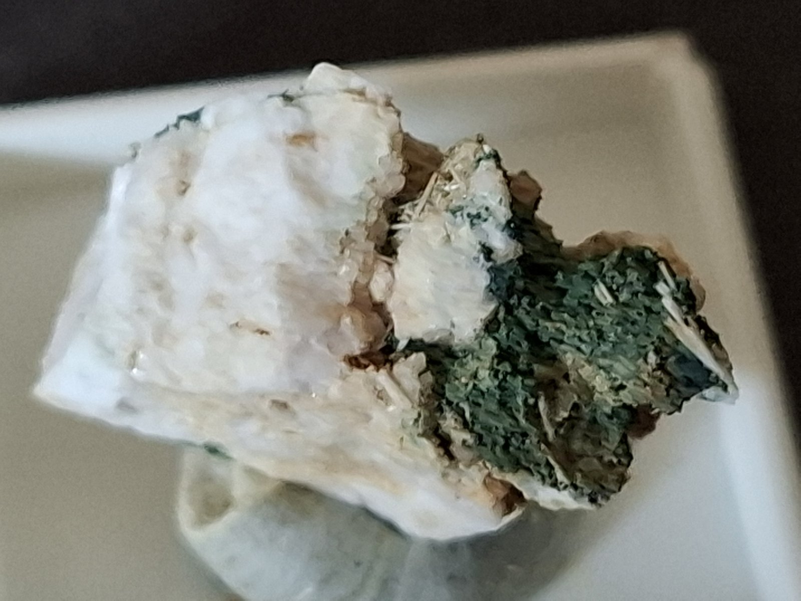 Milarite
Vezna, Zdar nad Sázàvou, Vysocina Region, Czech Republic
2 x 1 cm
(Autor: Volkmar Stingl)