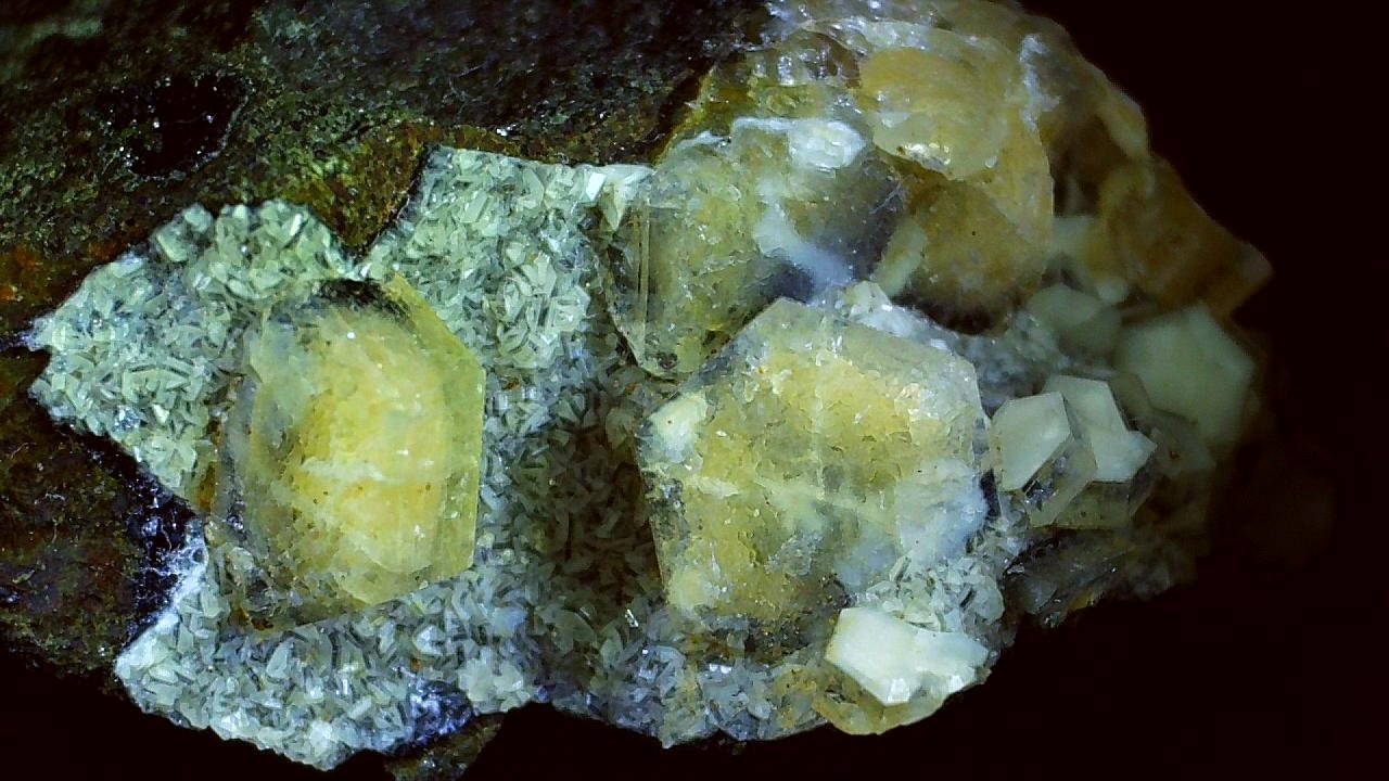 Gmelinite-Na
3 x 1,5 cm
(Autor: Volkmar Stingl)