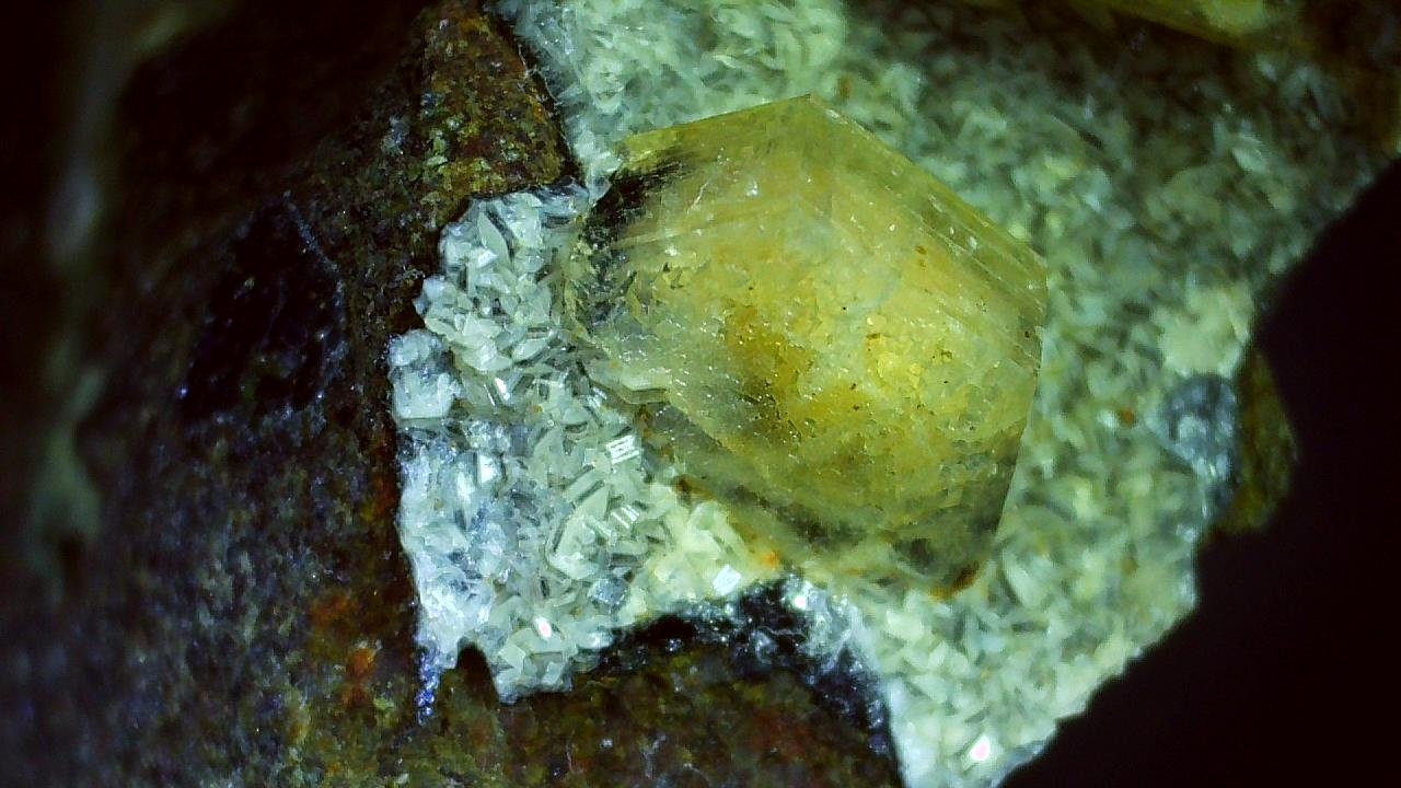 Gmelinite-Na
3 x 1,5 cm
(Autor: Volkmar Stingl)
