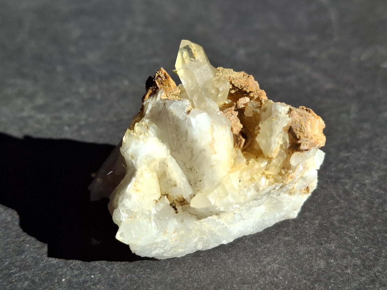 Quartz (variety rock crystal), Siderite
3,5 x 3 cm
(Autor: Volkmar Stingl)