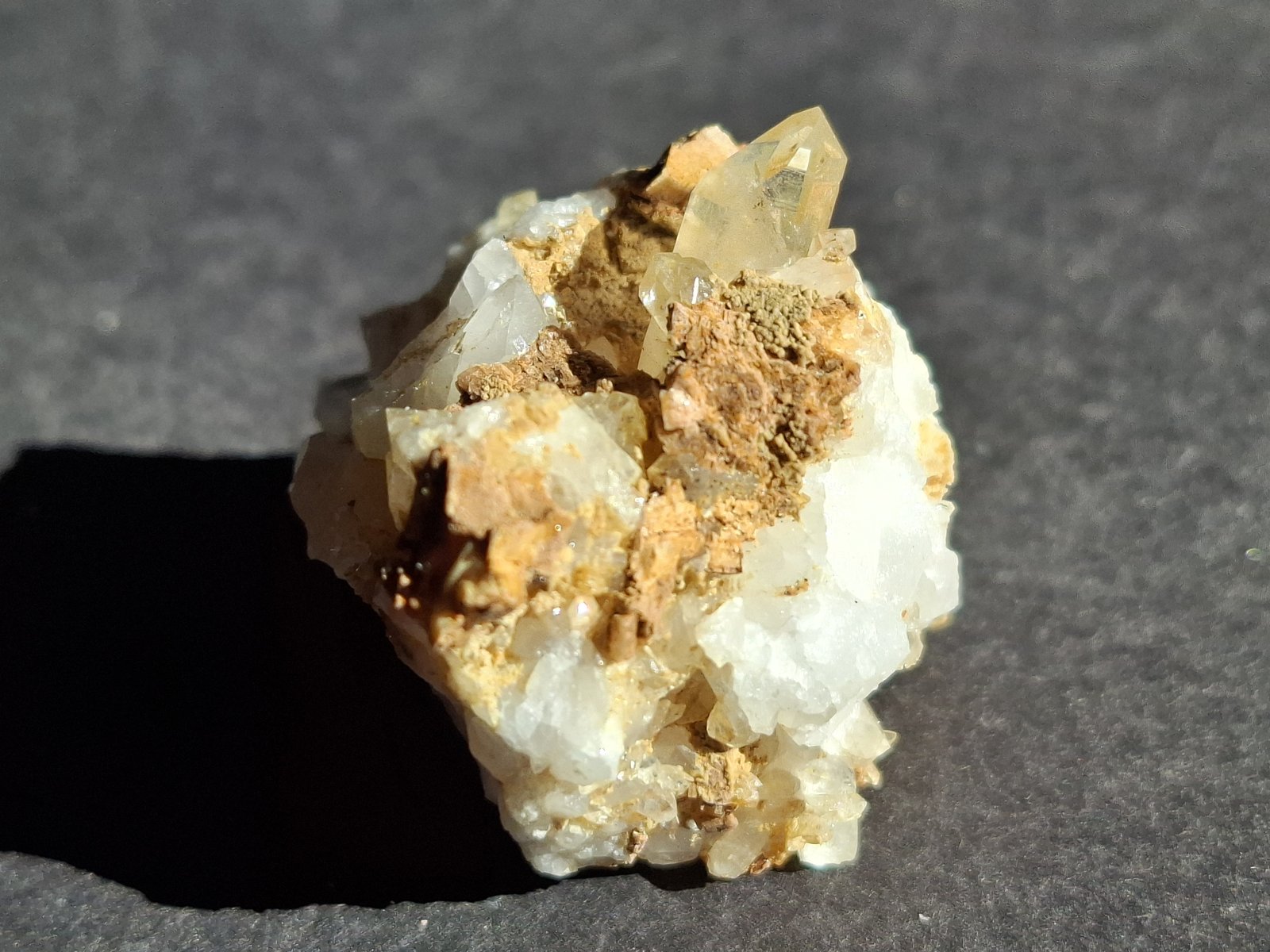 Quartz (variety rock crystal), Siderite
3,5 x 3 cm
(Autor: Volkmar Stingl)