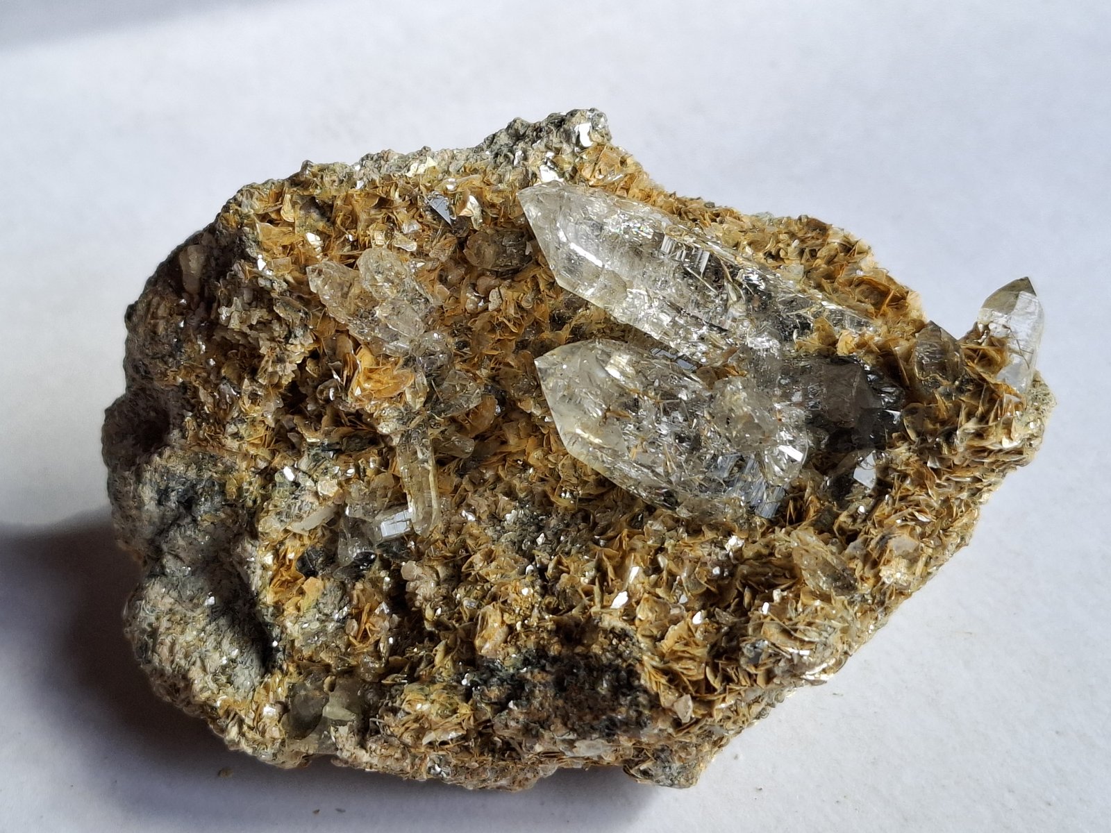 Quartz (variety rock crystal), Muscovite
Griesspass, Ulrichen, Obergoms, Goms, Wallis (Valais), Switerland
7 x 5 cm
(Autor: Volkmar Stingl)