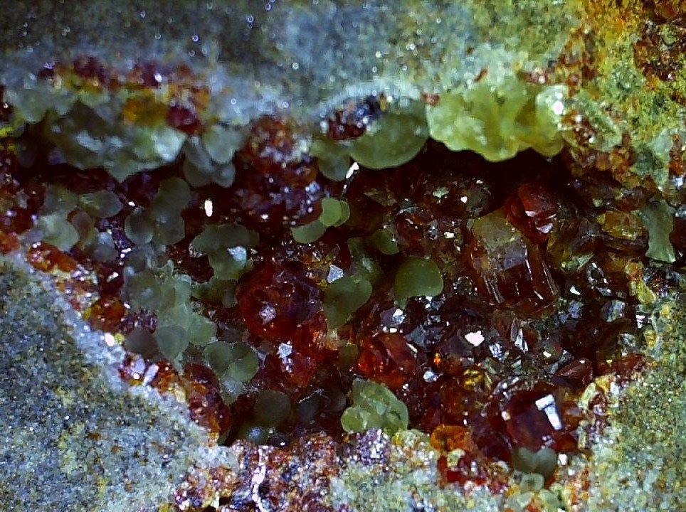 Sphalerite, Smithsonite
Baugis Mine, Saint Bresson, Gard, Occitanie, France
1,7 x 1,7 cm
(Autor: Volkmar Stingl)