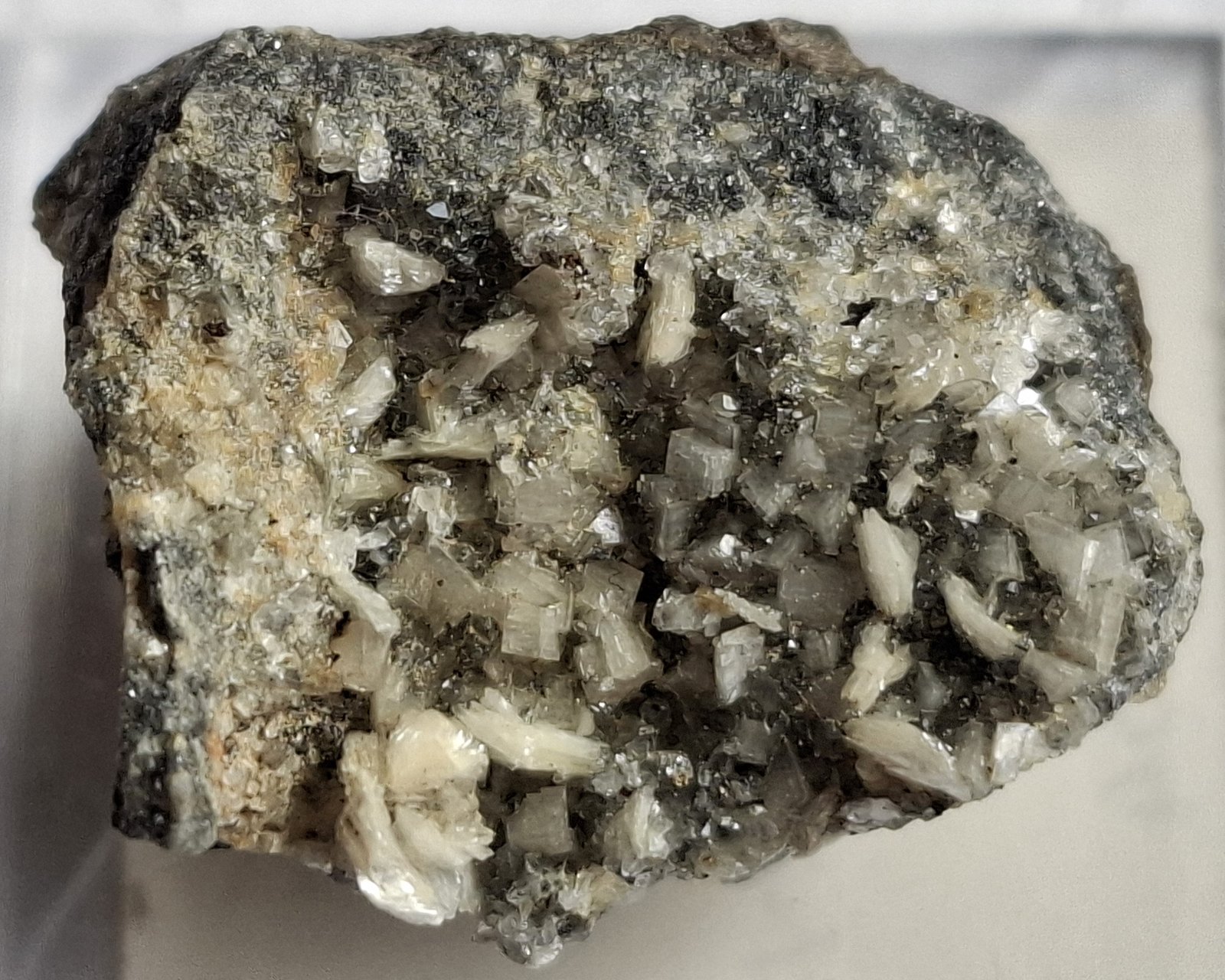 Dickite, Pyrite
2 x 1,6 cm
(Autor: Volkmar Stingl)