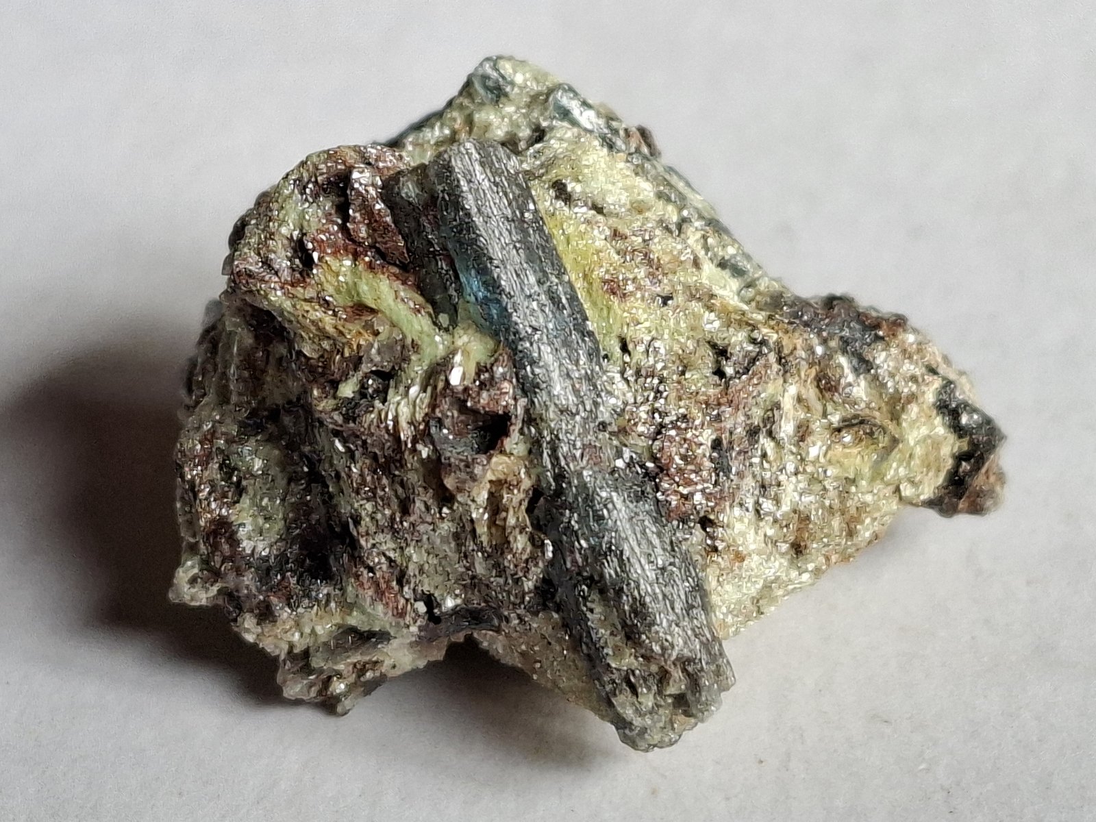 Cyanite, Fuchsite
3 x 2,5 cm
(Autor: Volkmar Stingl)