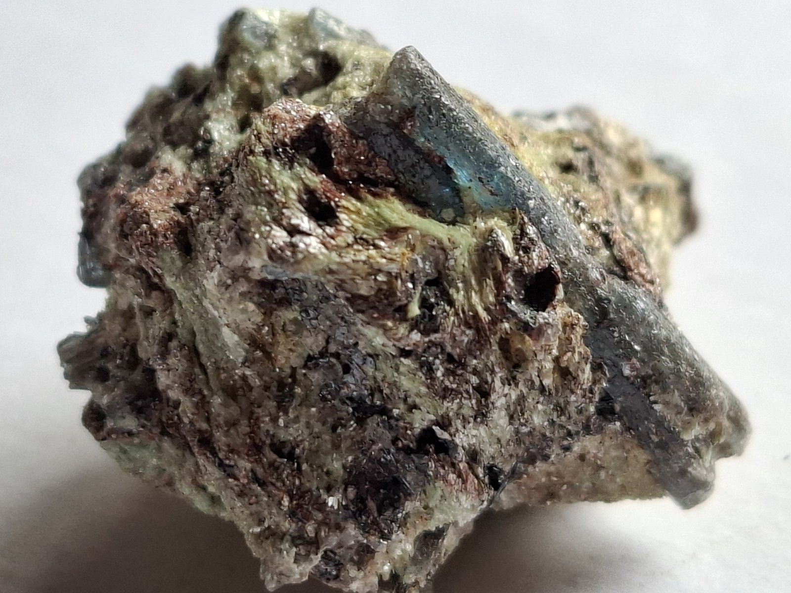 Cyanite, Fuchsite
3 x 2,5 cm
(Autor: Volkmar Stingl)