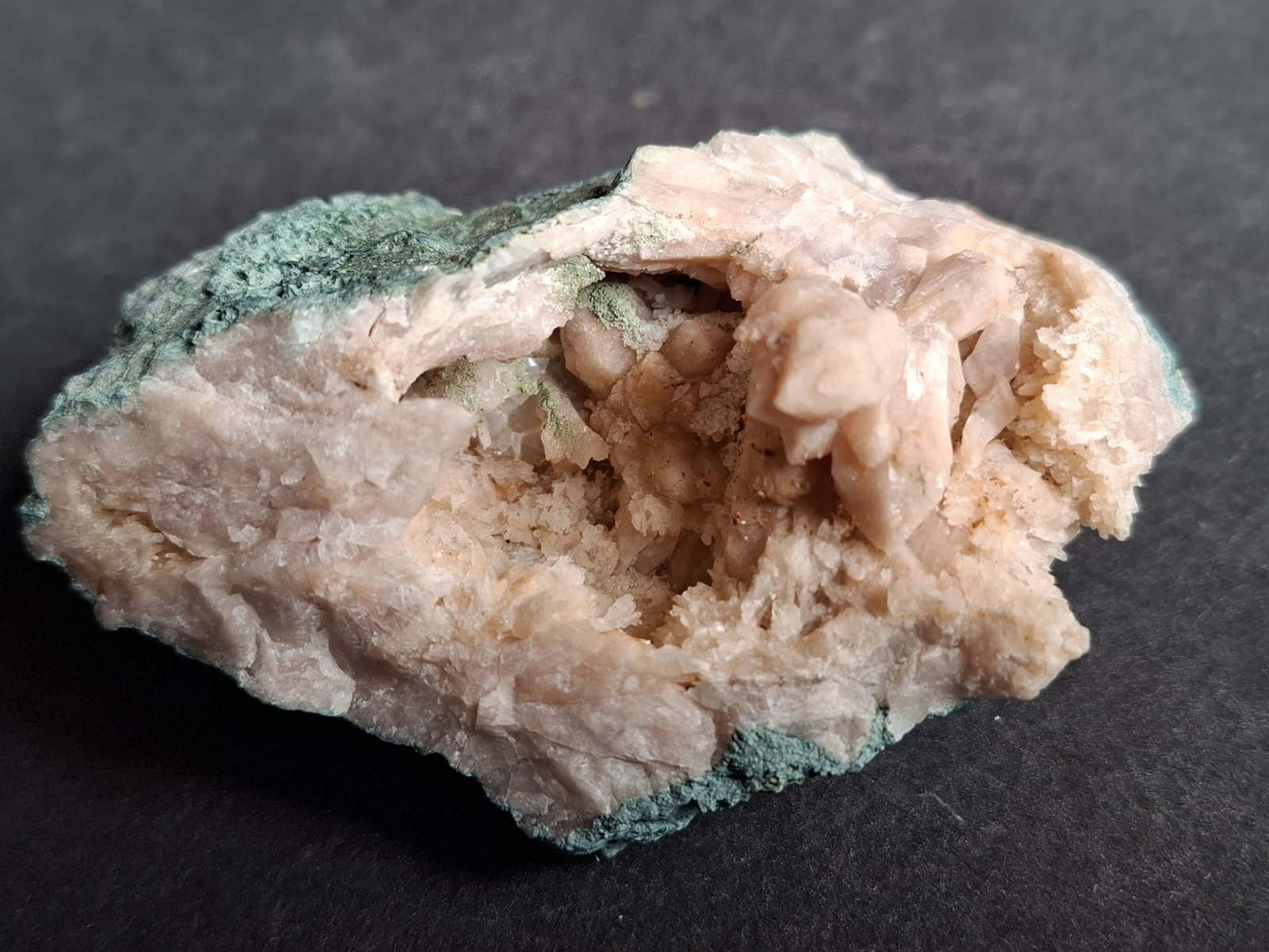 Quartz (variety rose quartz)
8 x 5,5 cm
(Autor: Volkmar Stingl)