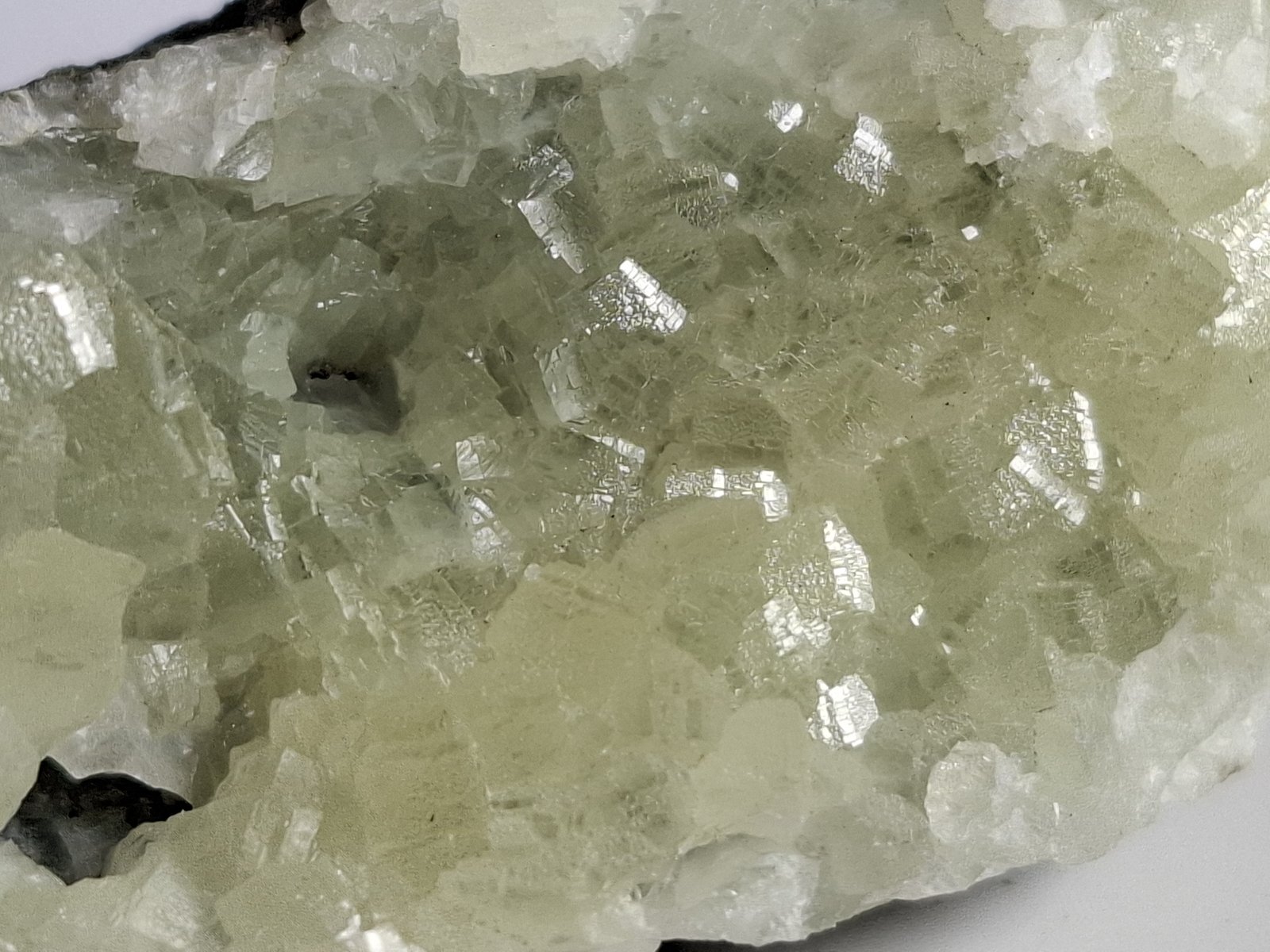 Prehnite
5 x 2,5 cm
(Autor: Volkmar Stingl)
