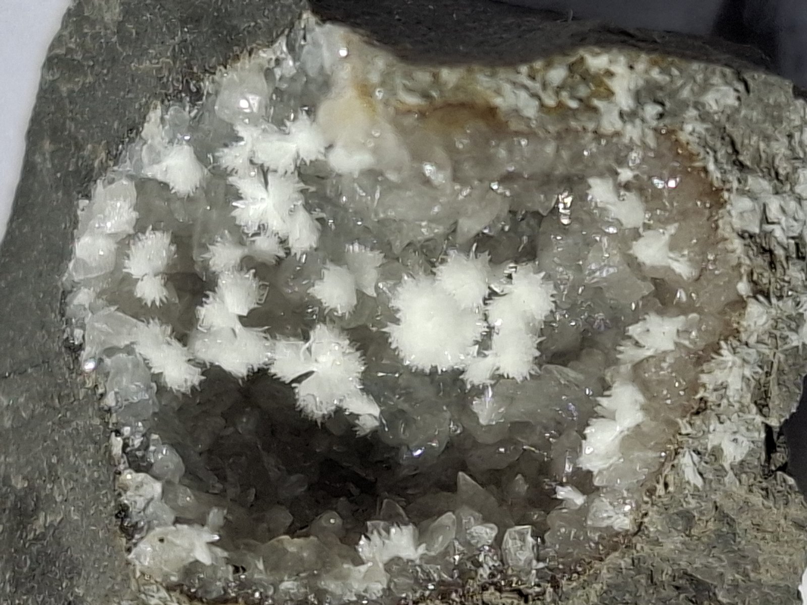 Strontianite, Calcite
1,5 x 1,5 cm
(Autor: Volkmar Stingl)