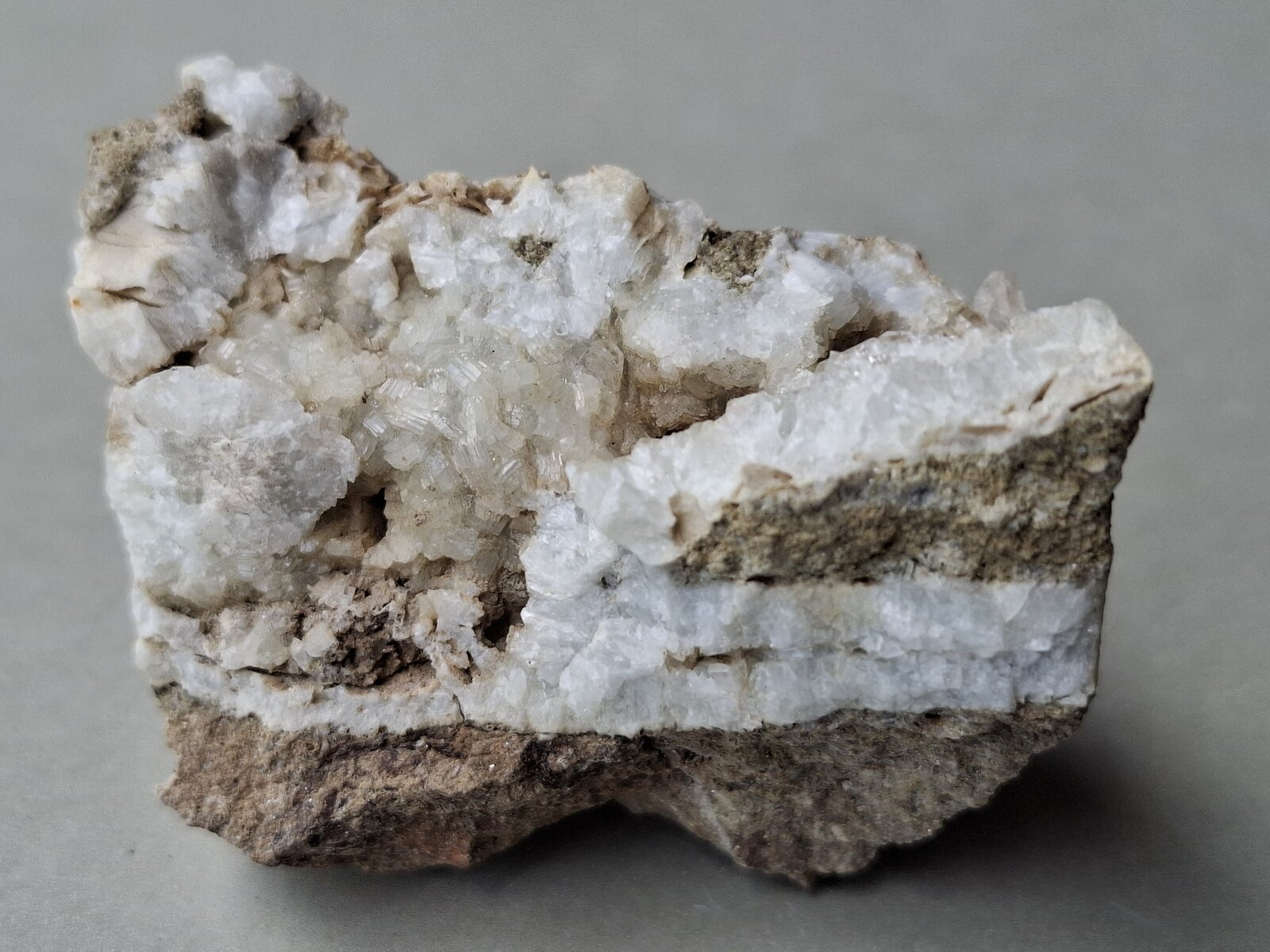 Prehnite
Barranco Riou de Buissard, Saint-Michel-de-Chaillol, Gap, Hautes-Alpes, Provence-Alpes-Côte d'Azur, Francia
4,5 x 3 cm
(Autor: Volkmar Stingl)