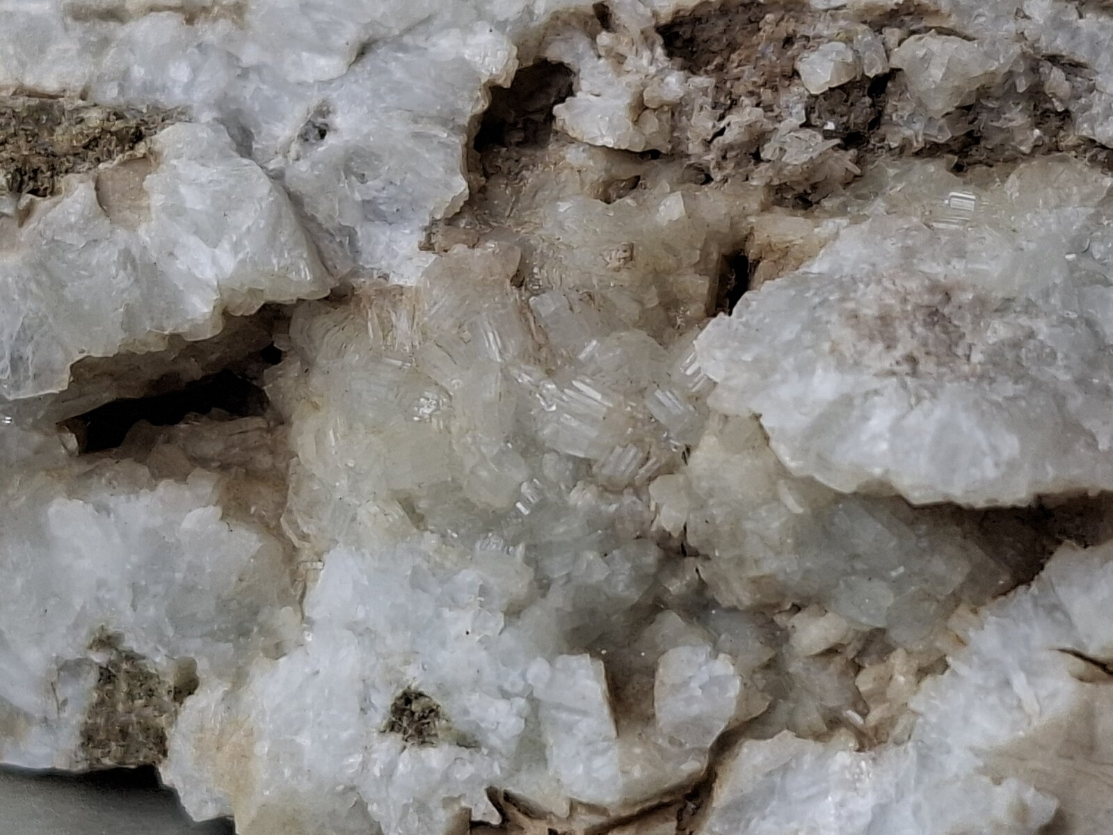 Prehnite
Barranco Riou de Buissard, Saint-Michel-de-Chaillol, Gap, Hautes-Alpes, Provence-Alpes-Côte d'Azur, Francia
4,5 x 3 cm
(Autor: Volkmar Stingl)