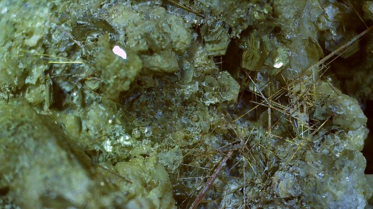 Rutile, Muscovite
Floitengrund, Valle Ziller (Zillertal), Tirol Norte, Tirol, Austria
FoV ca. 0,5 x 1 cm
(Autor: Volkmar Stingl)