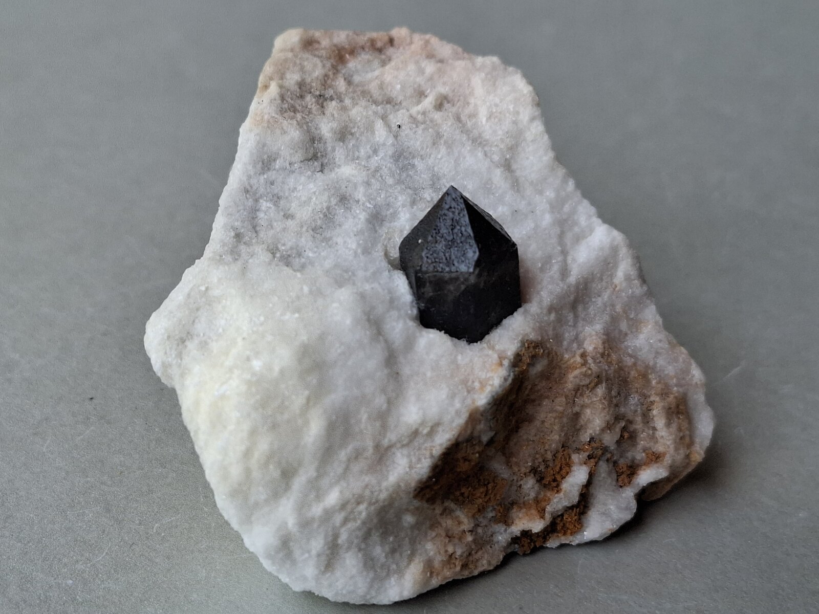 Quartz
Monte Rosso, Castelnovo ne' Monti, Provincia Reggio Emilia, Emilia-Romagna, Italia
5 x 5 cm
(Autor: Volkmar Stingl)