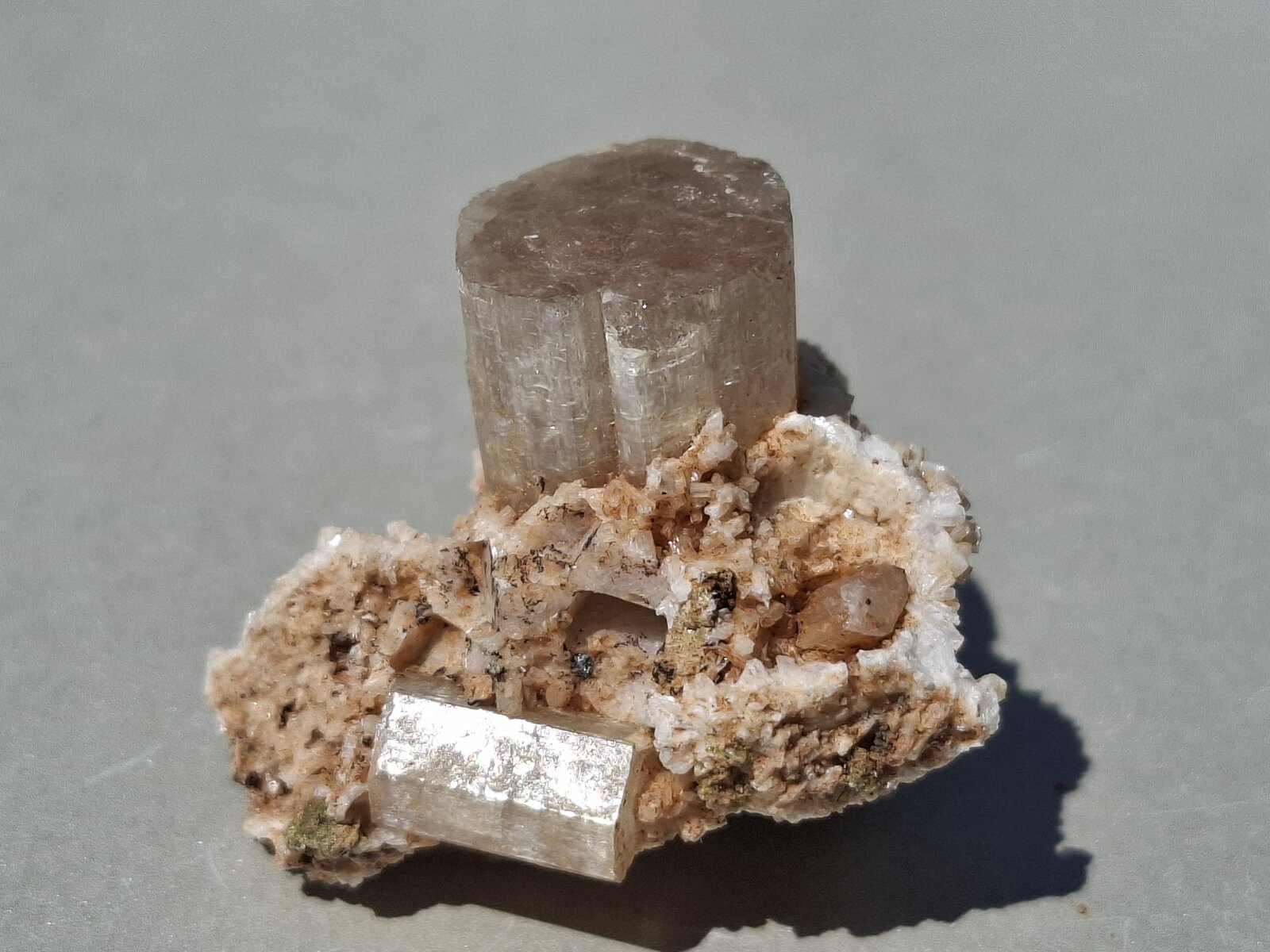 Apatite-(F)
Zona Imilchil, Anti-Atlas, Provincia Er Rachidia, Región Drâa-Tafilalet, Marruecos
3 x 2,8 cm
(Autor: Volkmar Stingl)
