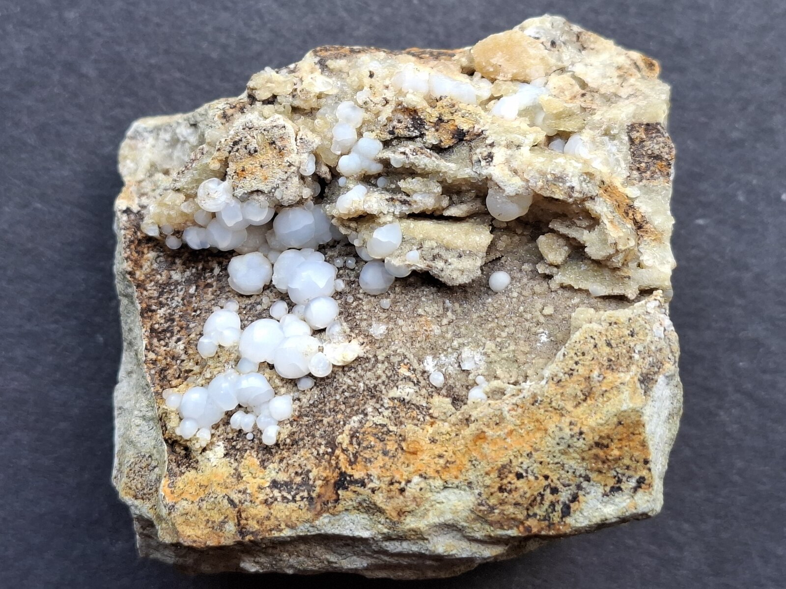 Quartz (variety Opal)
Case Montanini Quarry, Sant'Andrea Bagni, Medesano, Parma Province, Emilia-Romagna, Italy
5 x 4,5 xm
(Autor: Volkmar Stingl)