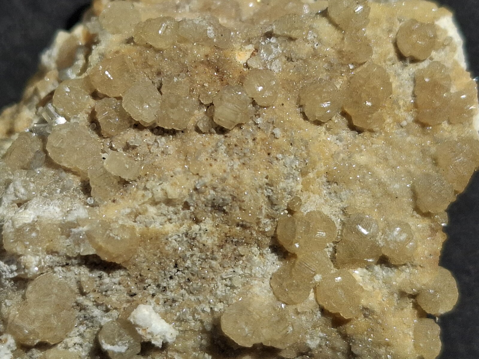 Hemimorphite, Calcite
Bleiberg mining area, Bad Bleiberg, Villach-Land District, Carinthia/Kärnten, Austria
4 x 3,5 cm
(Autor: Volkmar Stingl)