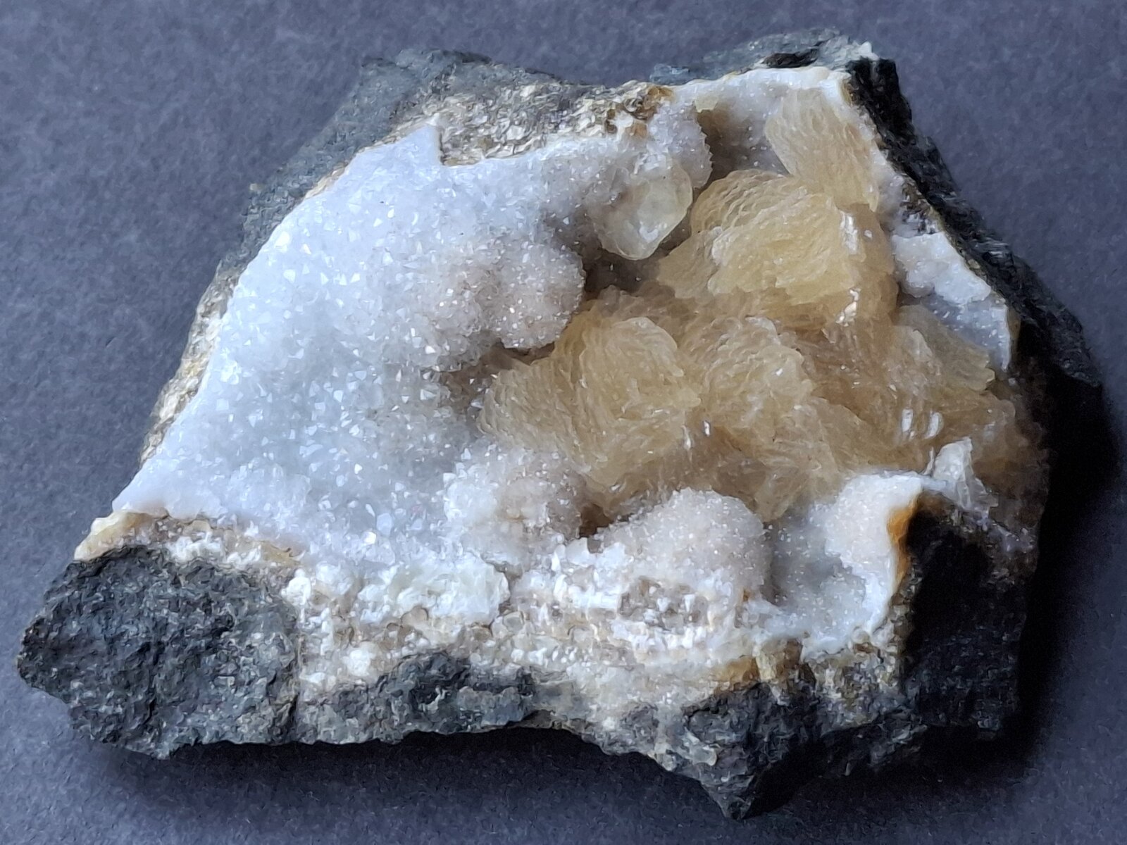 Calcite, Quartz
Wildon (Weitendorf), Distrito Leibnitz, Estiria/Steiermark, Austria
8 x 7 cm
(Autor: Volkmar Stingl)