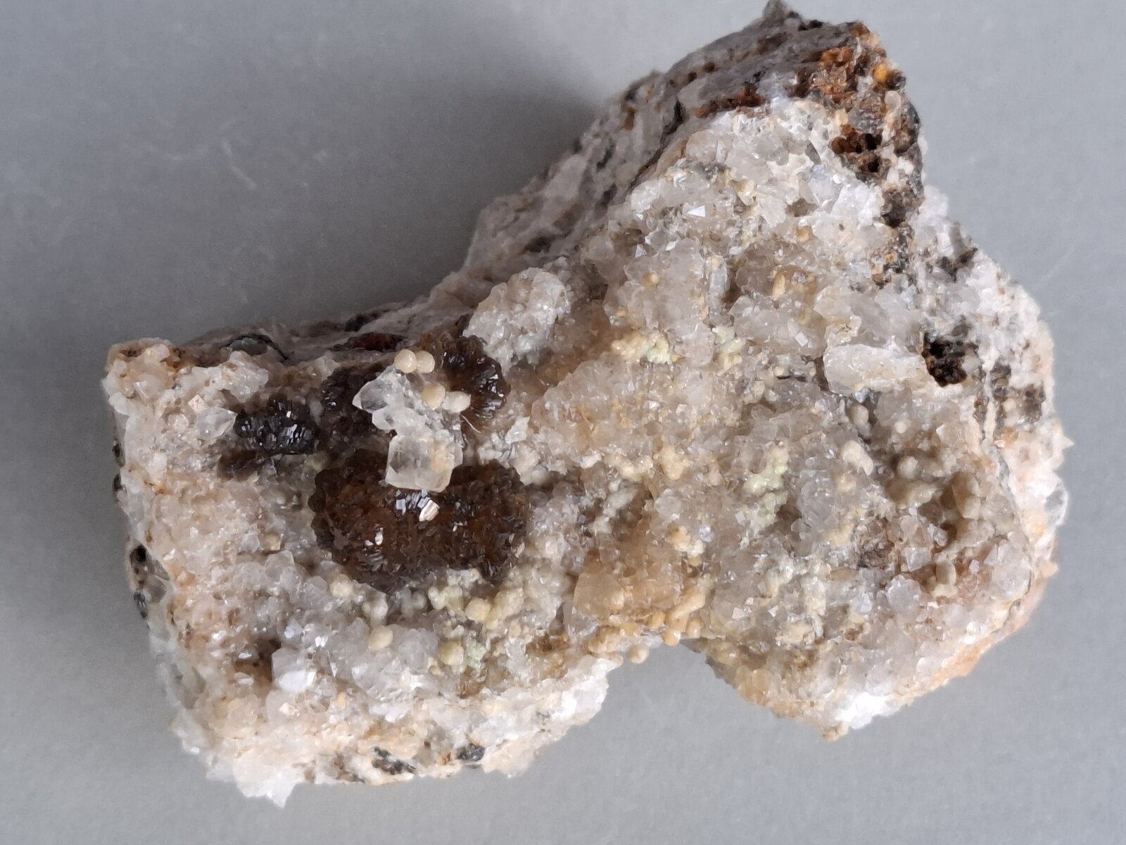 Hemimorphite, Calcite, Quartz
Is Murvonis Mine, Domusnovas, Sud Sardegna Province, Sardinia/Sardegna, Italy
8 x 5,5 cm
(Autor: Volkmar Stingl)