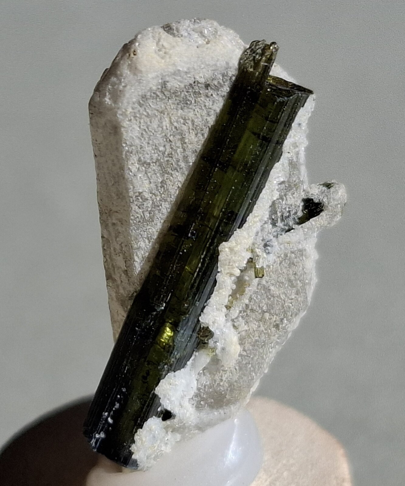 Elbaite, Quartz
Golconda pegmatite, Governador Valadares, Vale do Rio Doce, Minas Gerais, Brazil
2 x 1 cm
(Autor: Volkmar Stingl)