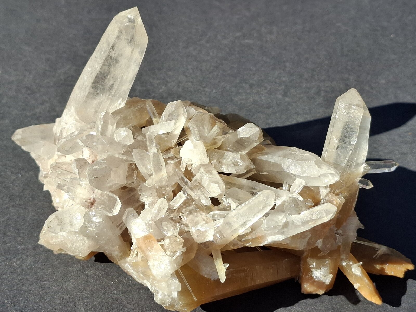 Quartz
Ihovitra, Itremo Massif, Itremo Commune, Ambatofinandrahana District, Amoron'i Mania Region, Madagascar
13 x 8,5 cm
(Autor: Volkmar Stingl)
