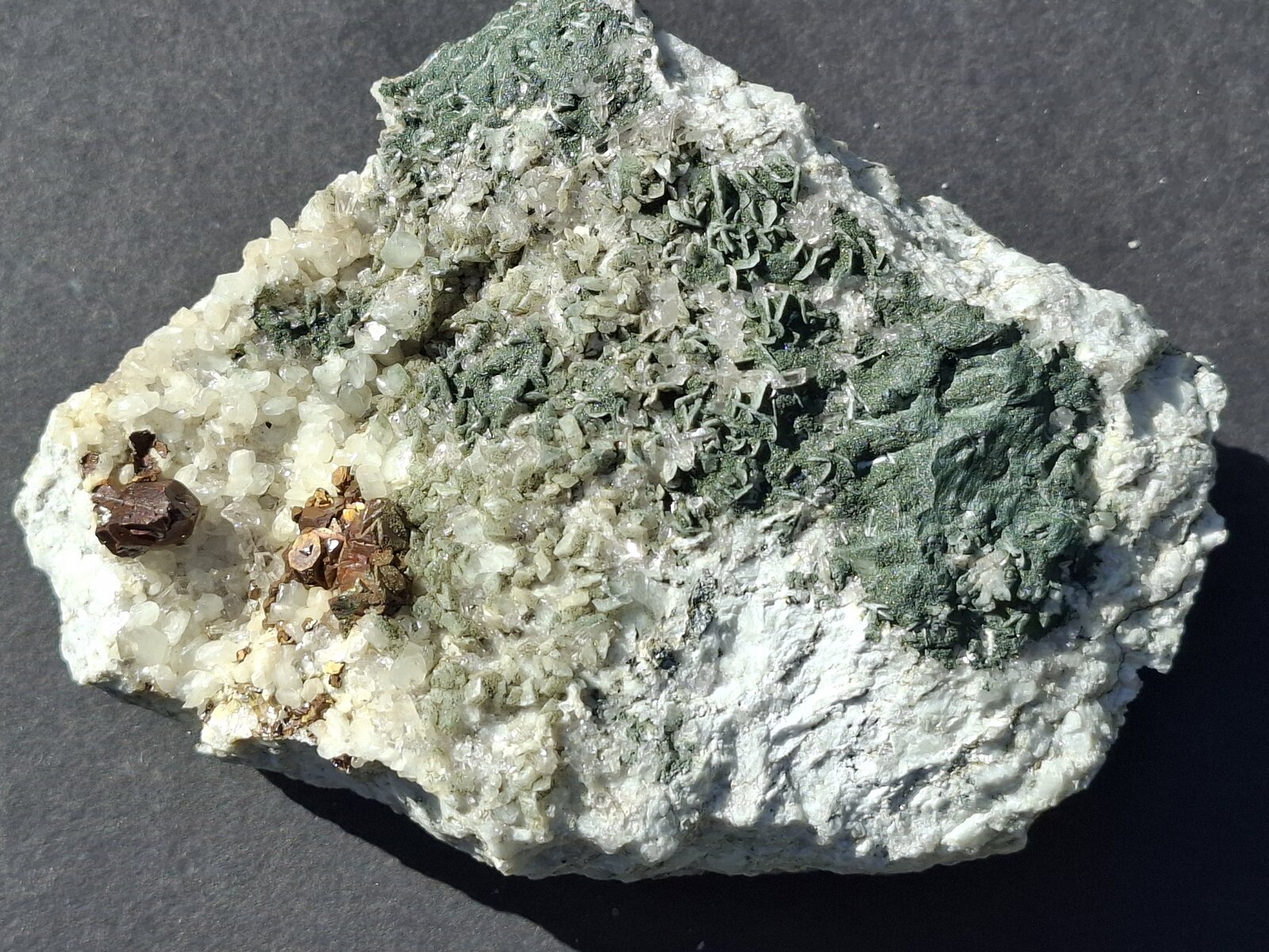 Pyrite, Calcite, Quartz (variety rock crystal), Chlorite (group)
Riepenkar, Zamser Grund, Ziller Valley (Zillertal), Finkenberg, Bezirk Schwaz, North Tirol, Tyrol/Tirol, Austria
11 x 8 cm
(Autor: Volkmar Stingl)