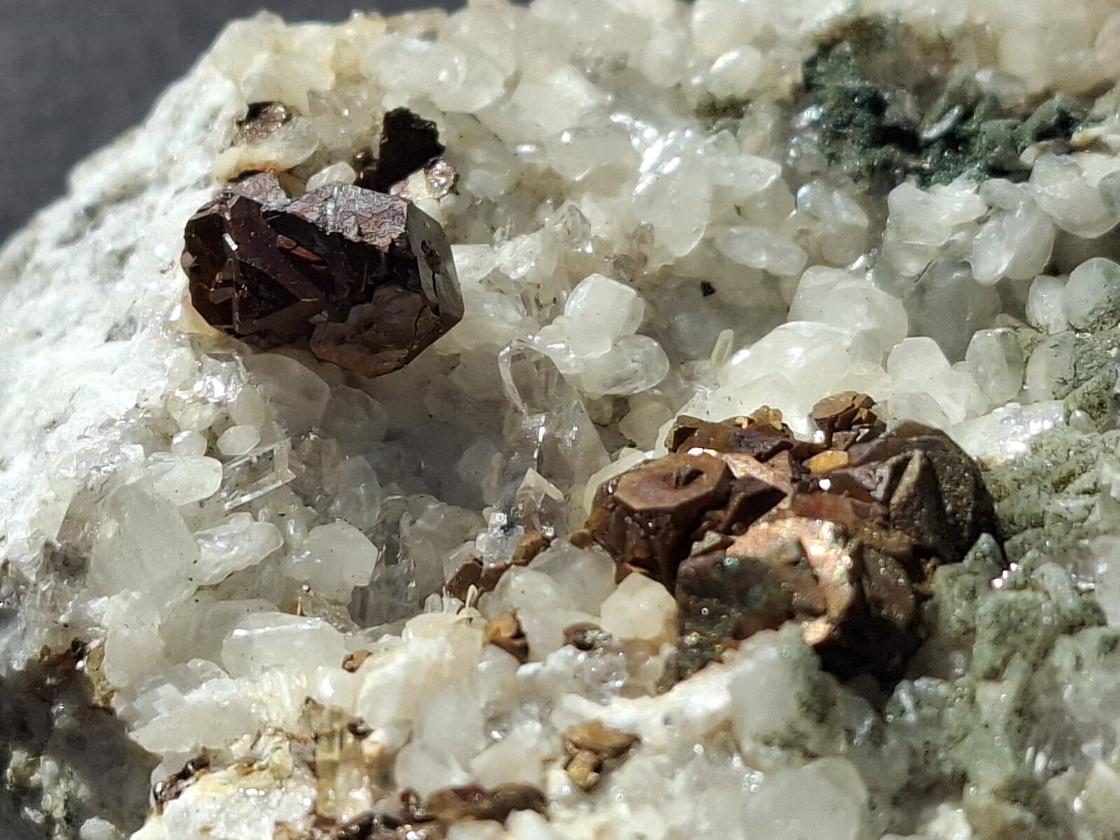 Pyrite, Calcite, Quartz (variety rock crystal), Chlorite (group)
Riepenkar, Zamser Grund, Ziller Valley (Zillertal), Finkenberg, Bezirk Schwaz, North Tirol, Tyrol/Tirol, Austria
11 x 8 cm
(Autor: Volkmar Stingl)