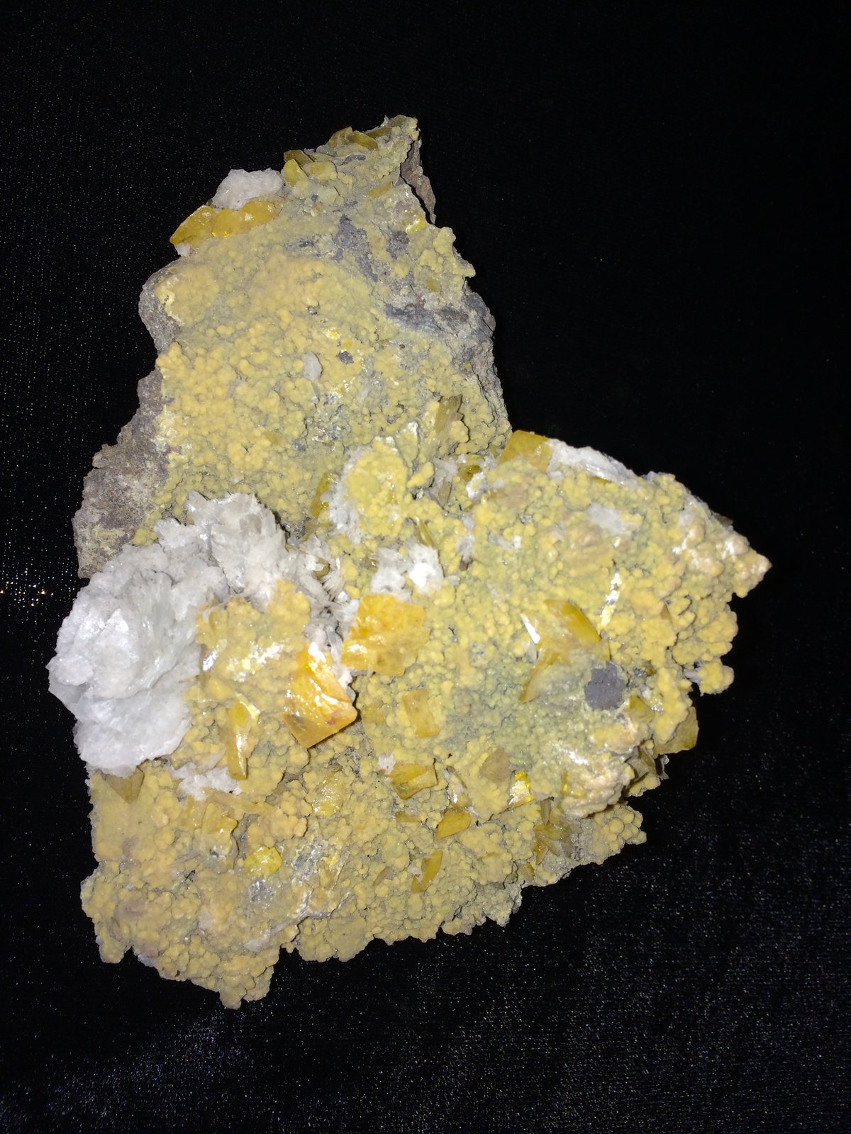 Wulfenite, Mimetite, Barite
130 mm x 100 mm x 65 mm
(Autor: Robert Seitz)