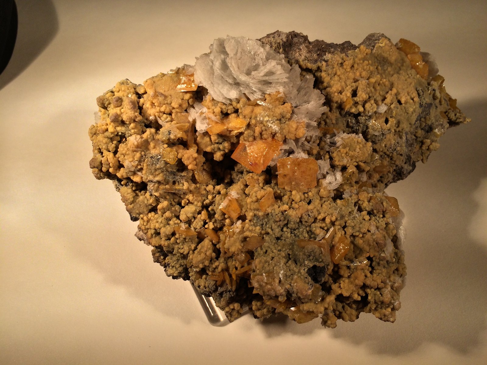 Wulfenite, Mimetite, Barite
130 mm x 100 mm x 65 mm
(Autor: Robert Seitz)