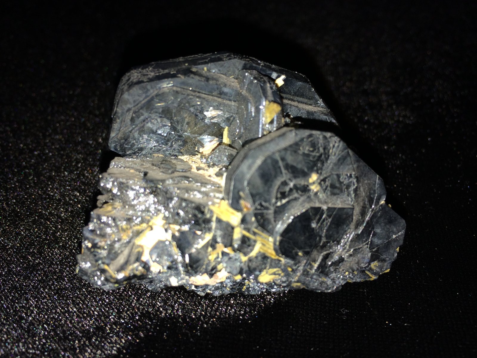 Hematite, Rutile
55 mm x 45 mm x 42 mm
(Autor: Robert Seitz)