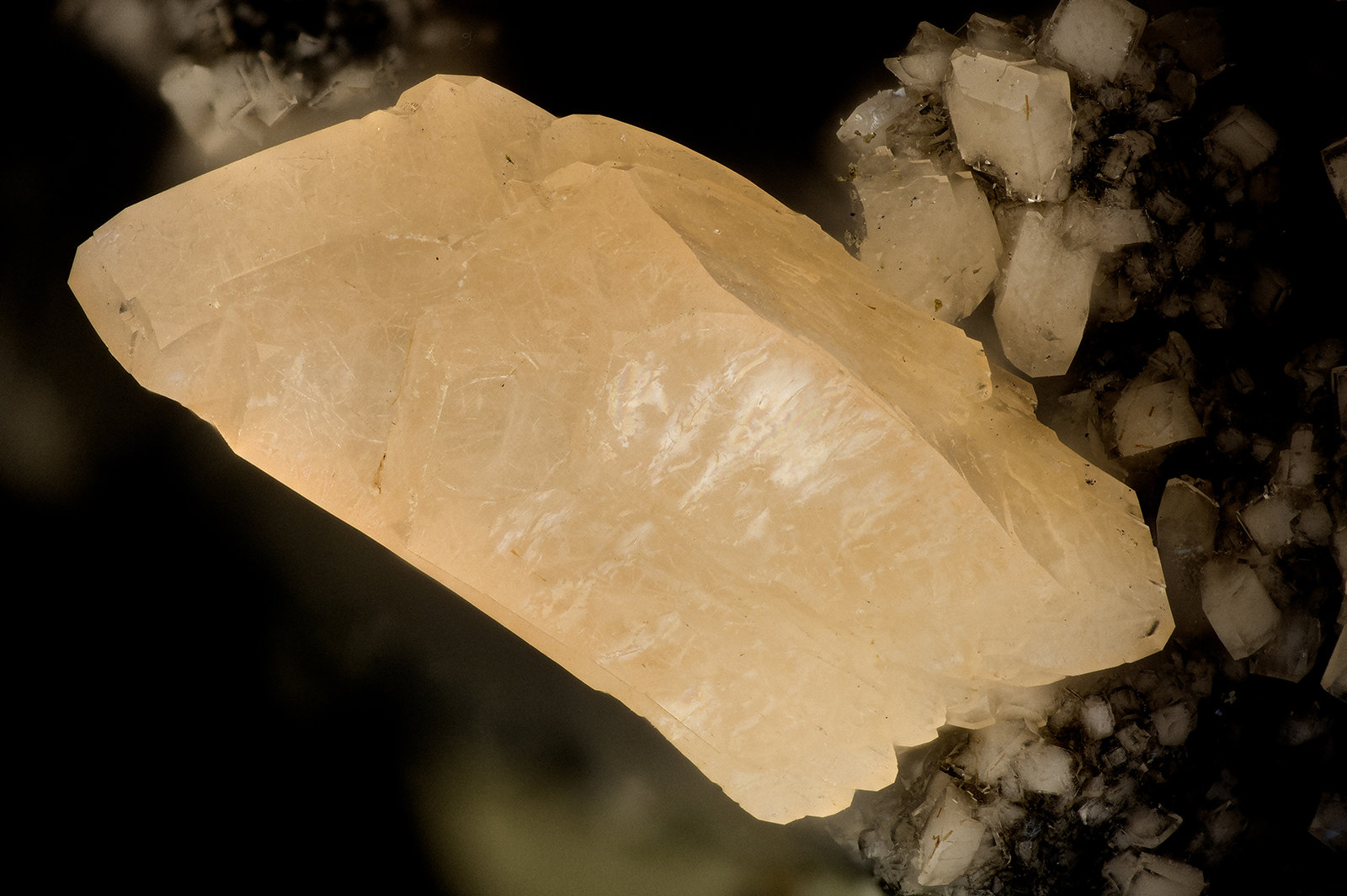 'Heulandite'
FOV = 3.5 mm
(Autor: Doug)
